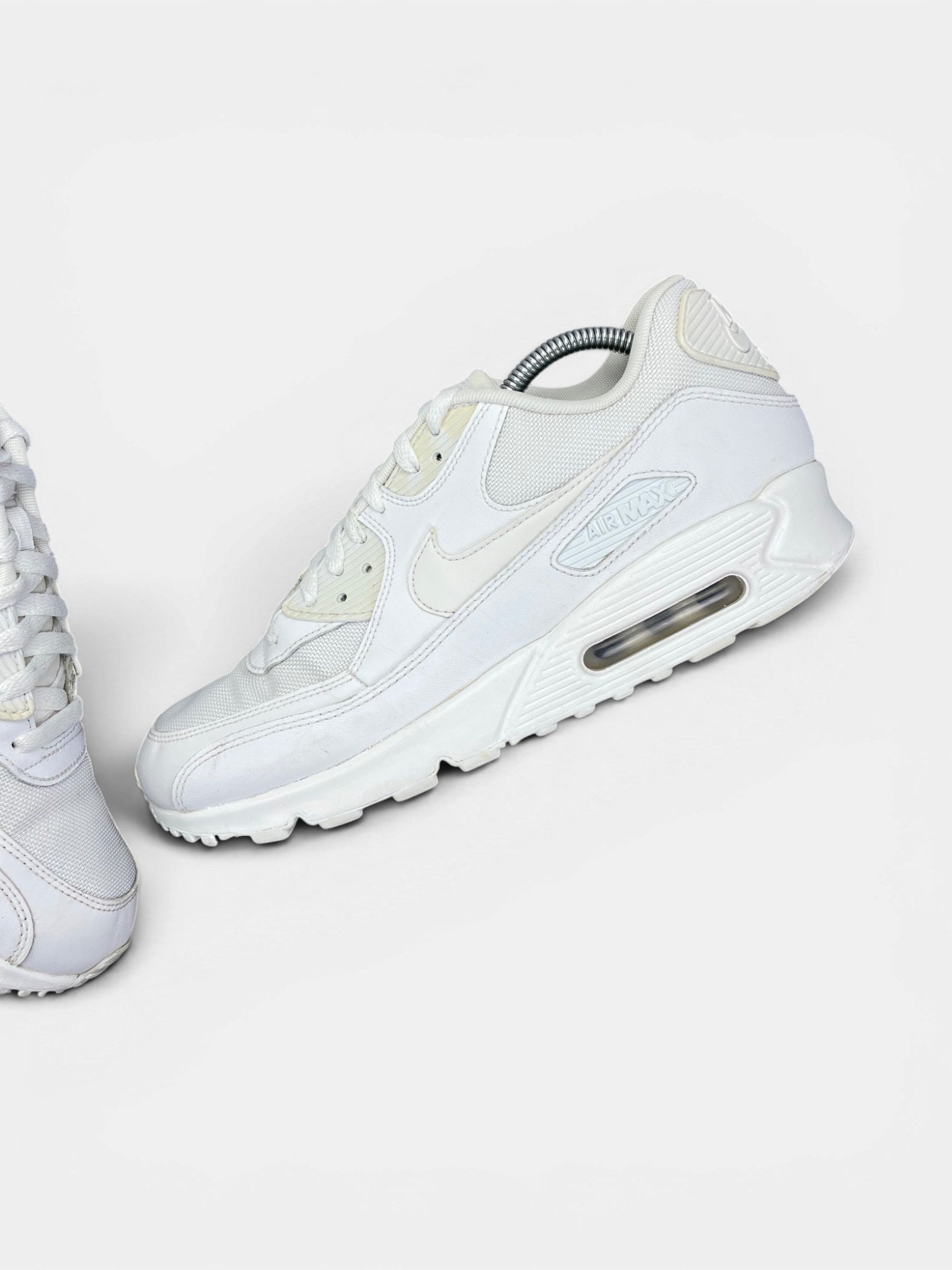 Nike Air Max 90 Triple White — buty sportowe męskie w bardzo dobrym stanie rozmiar 43, widok z góry na wewnętrzną stronę butów