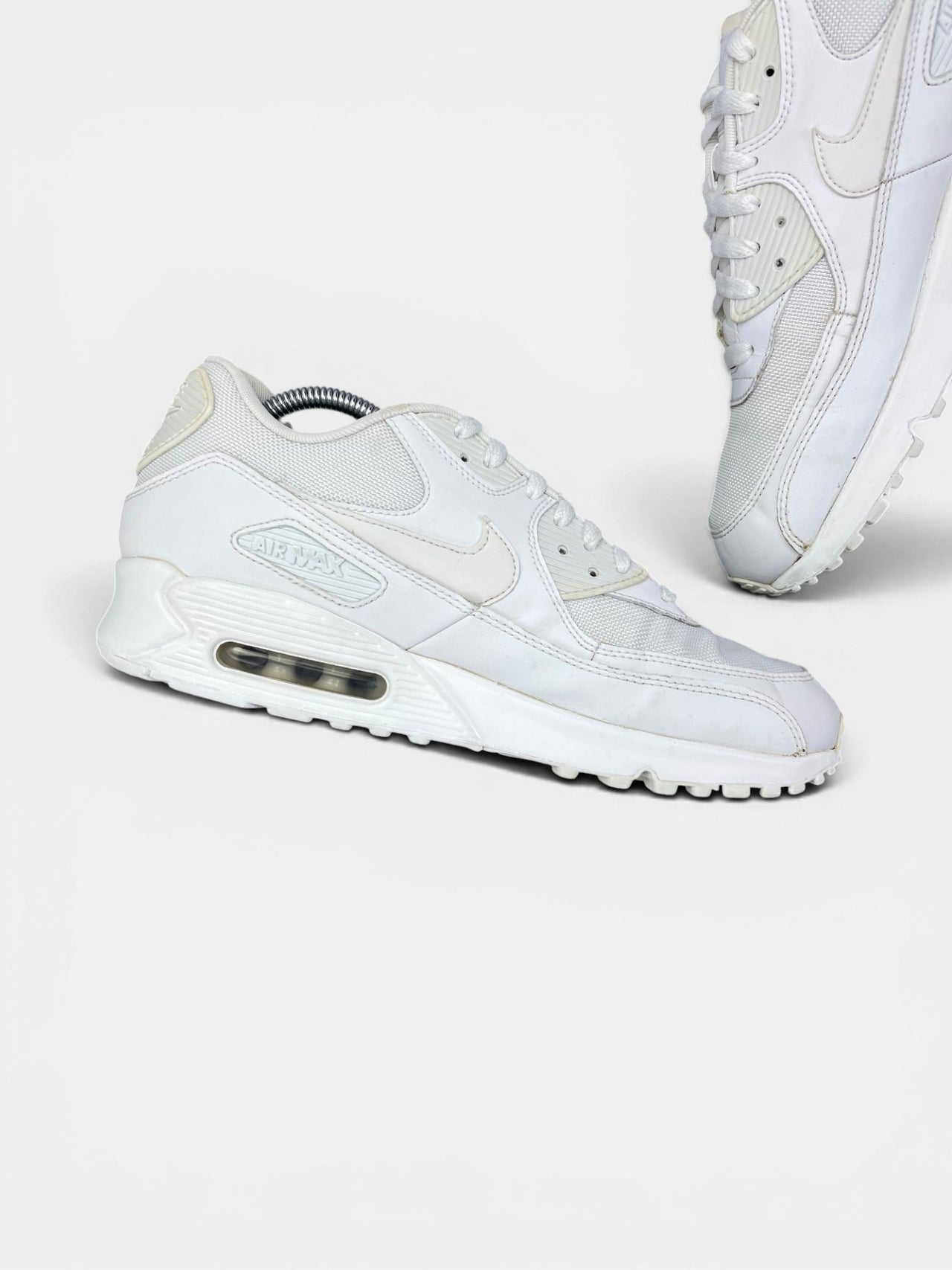 Nike Air Max 90 Triple White — buty sportowe męskie w bardzo dobrym stanie rozmiar 43, wewnętrzny panel lewego buta