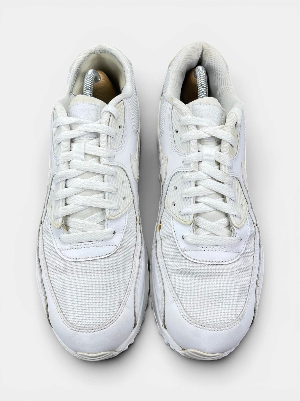Nike Air Max 90 Triple White — buty sportowe męskie w bardzo dobrym stanie rozmiar 43, widok z góry