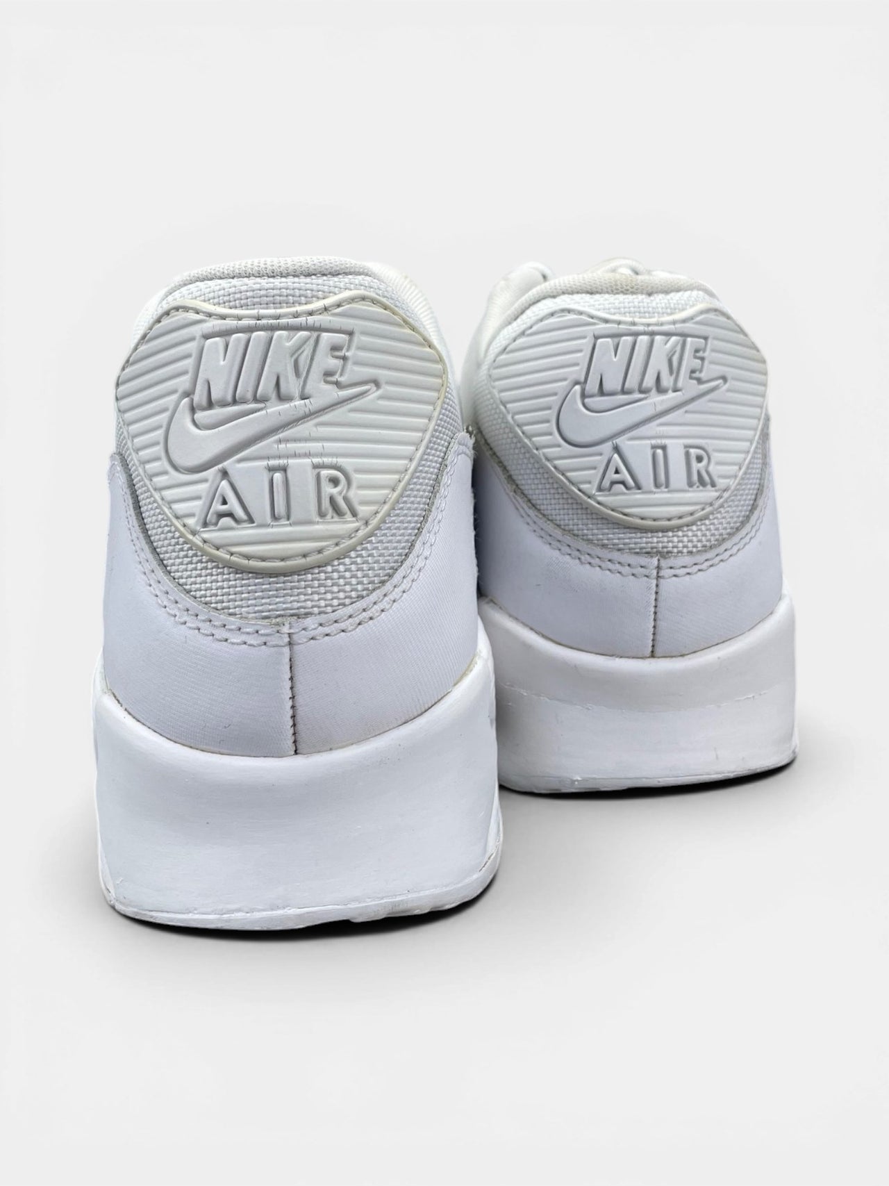 Nike Air Max 90 Triple White — buty sportowe męskie w bardzo dobrym stanie rozmiar 43, widok z tyłu