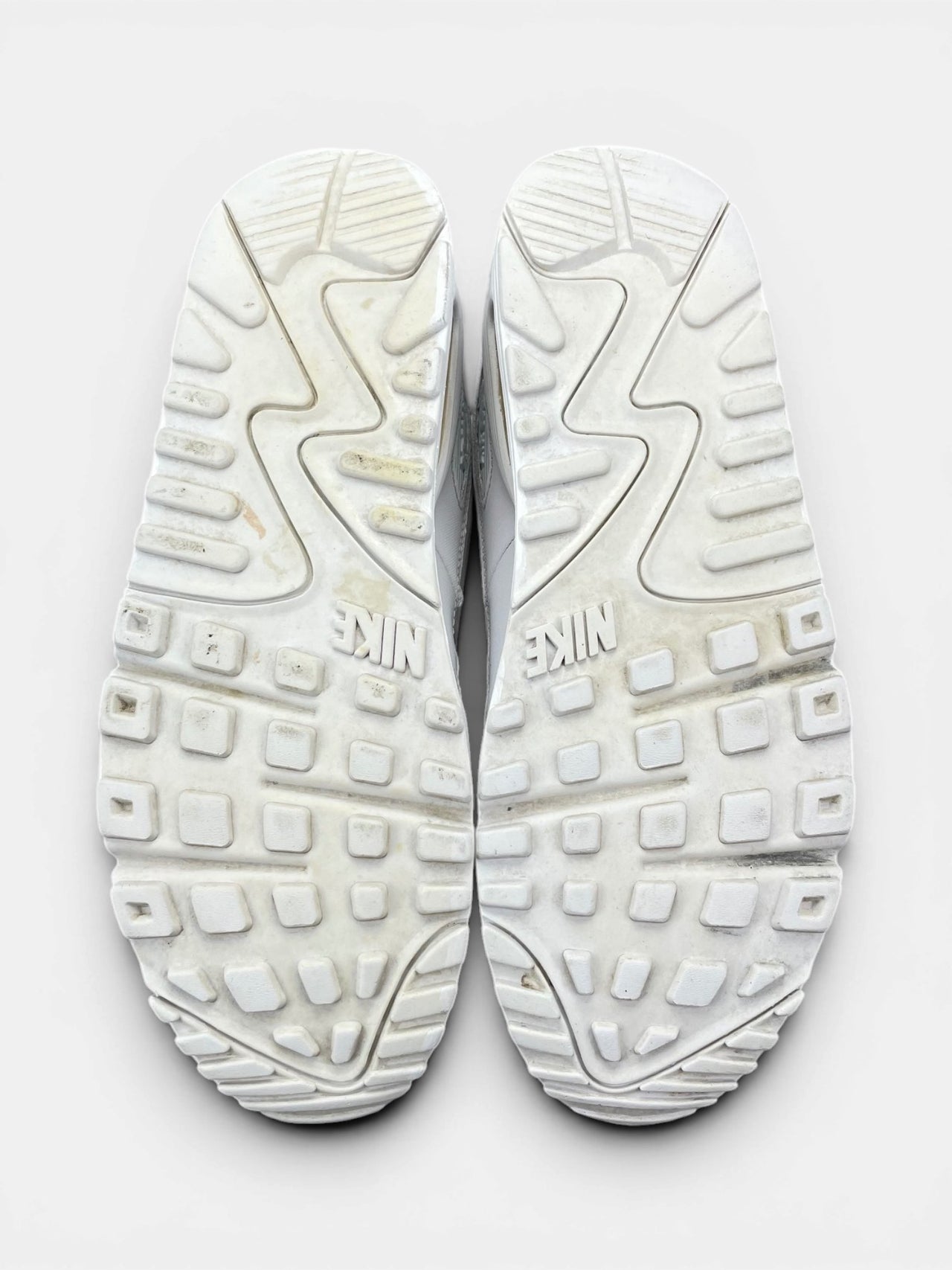 Nike Air Max 90 Triple White — buty sportowe męskie w bardzo dobrym stanie rozmiar 43, podeszwa