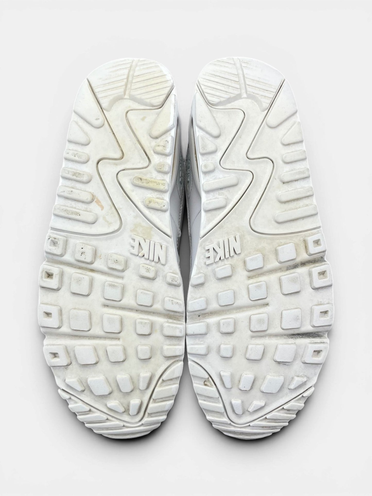 Nike Air Max 90 Triple White — buty sportowe męskie w bardzo dobrym stanie rozmiar 43, podeszwa
