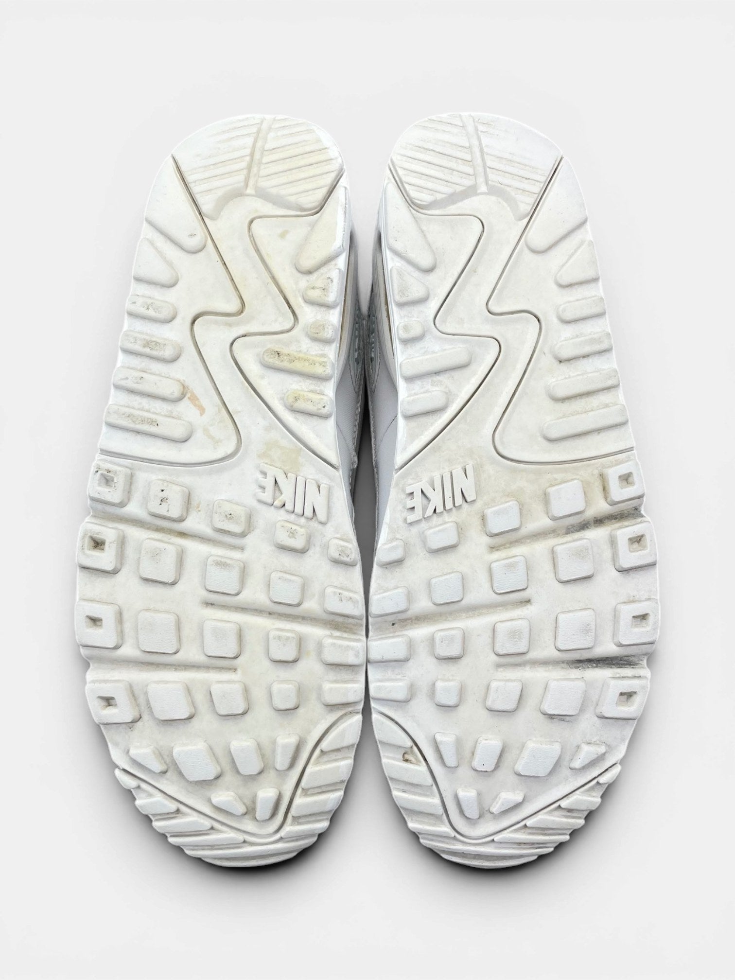 Nike Air Max 90 Triple White — buty sportowe męskie w bardzo dobrym stanie rozmiar 43, podeszwa