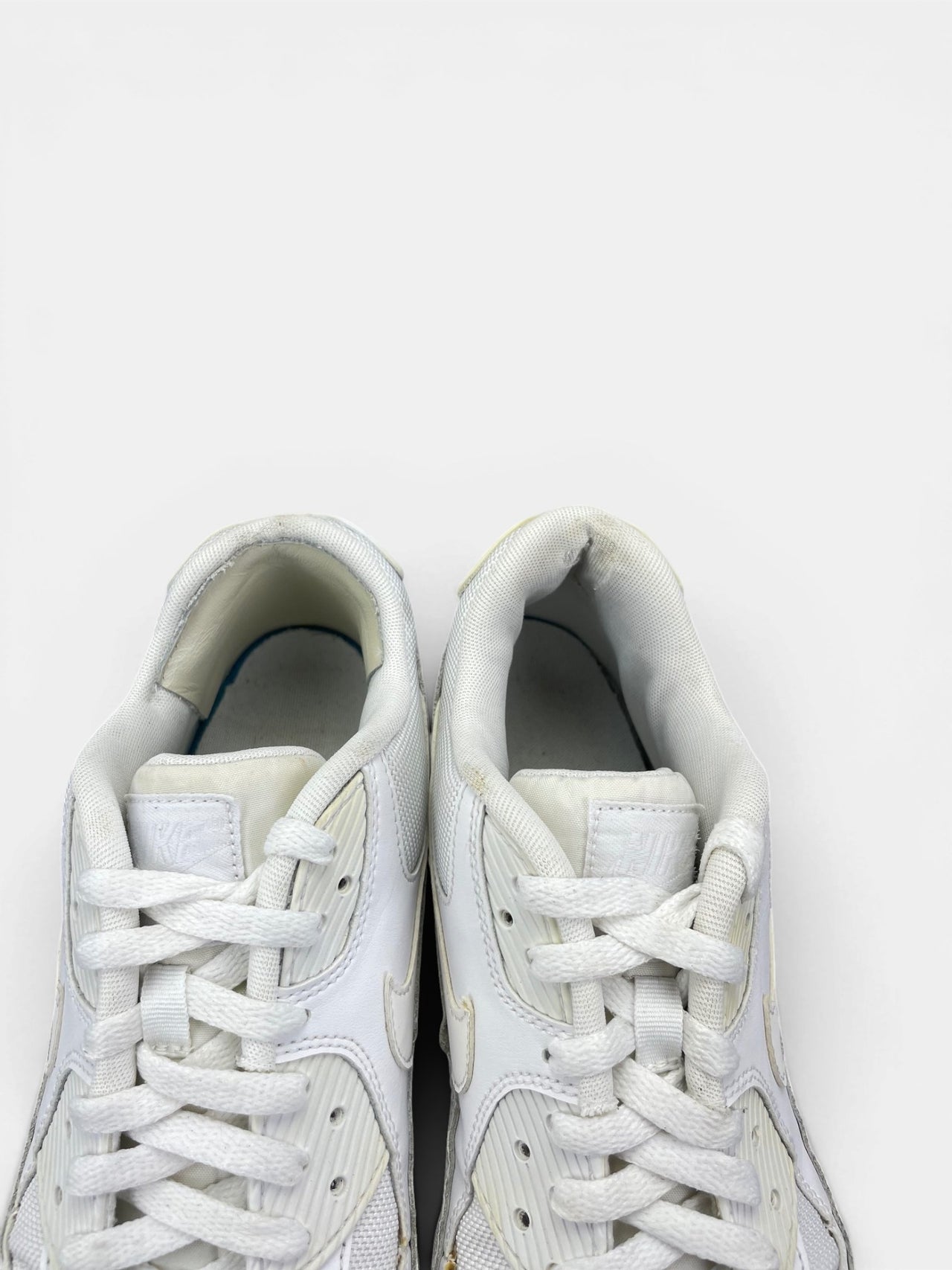 Nike Air Max 90 Triple White — buty sportowe męskie w bardzo dobrym stanie rozmiar 43, zapiętki butów