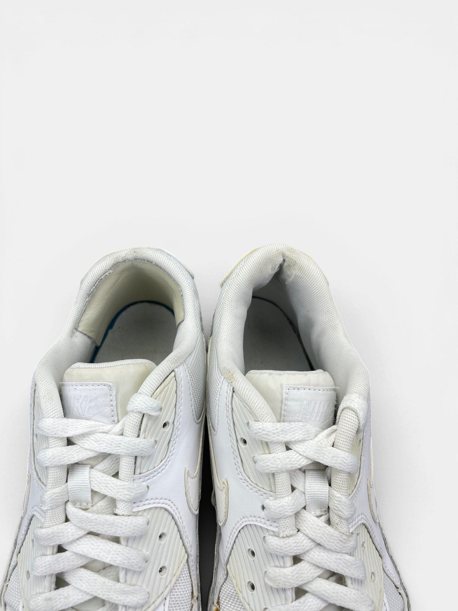 Nike Air Max 90 Triple White — buty sportowe męskie w bardzo dobrym stanie rozmiar 43, zapiętki butów