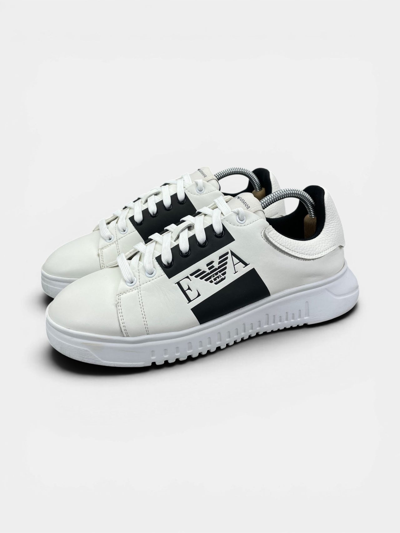 Emporio Armani Sneakers — buty sportowe męskie w bardzo dobrym stanie rozmiar 42, widok z boku