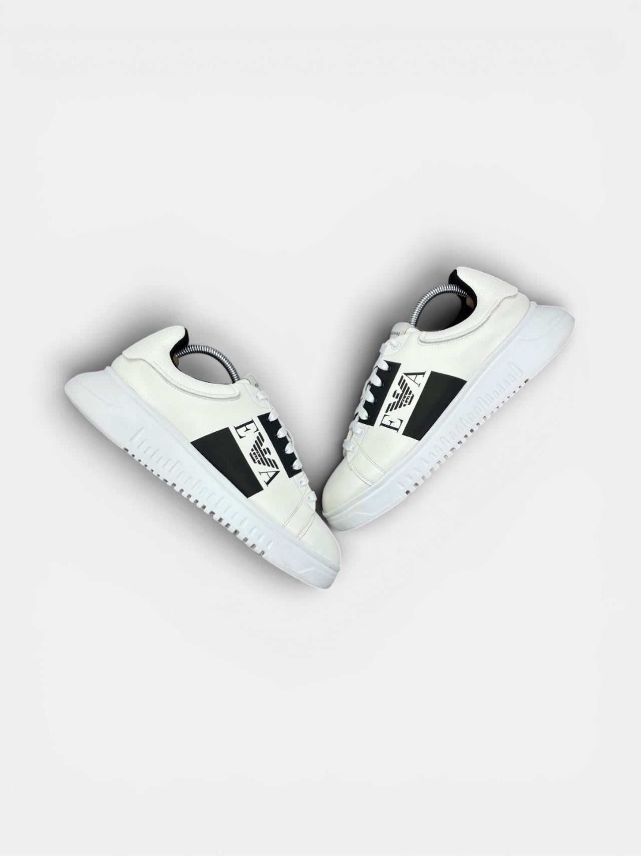 Emporio Armani Sneakers — buty sportowe męskie w bardzo dobrym stanie rozmiar 42, widok z góry na zewnętrzną stronę butów