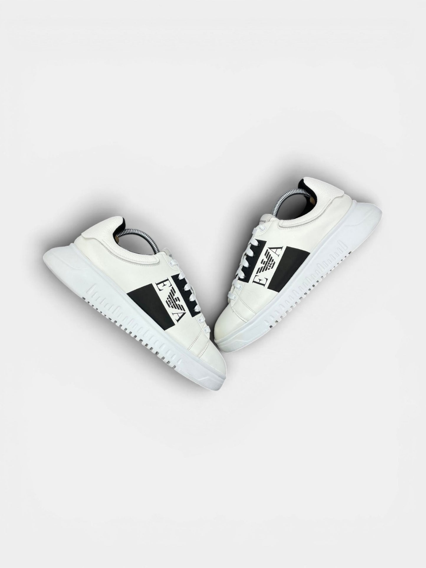 Emporio Armani Sneakers — buty sportowe męskie w bardzo dobrym stanie rozmiar 42, widok z góry na zewnętrzną stronę butów