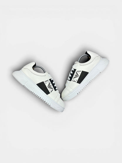 Emporio Armani Sneakers — buty sportowe męskie w bardzo dobrym stanie rozmiar 42, widok z góry na zewnętrzną stronę butów