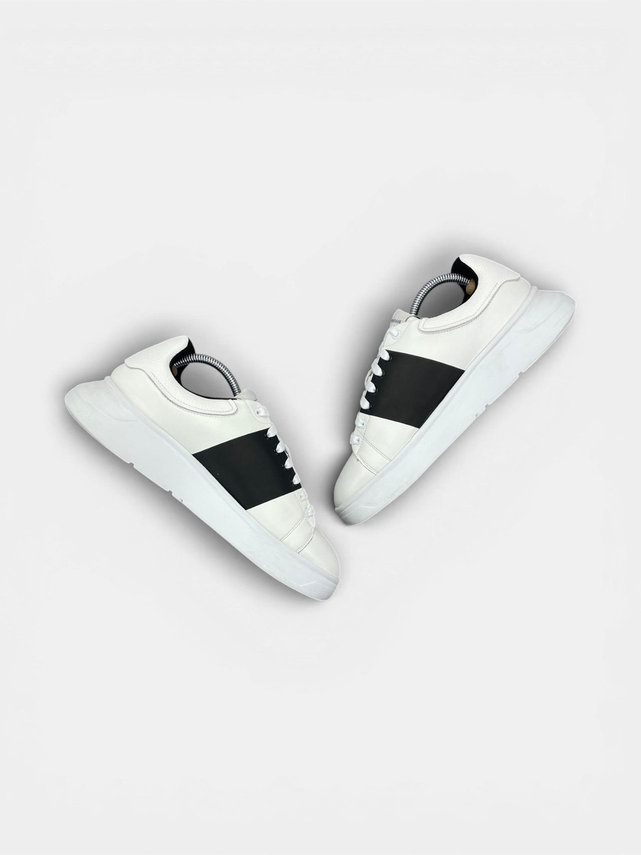 Emporio Armani Sneakers — buty sportowe męskie w bardzo dobrym stanie rozmiar 42, zewnętrzny panel prawego buta