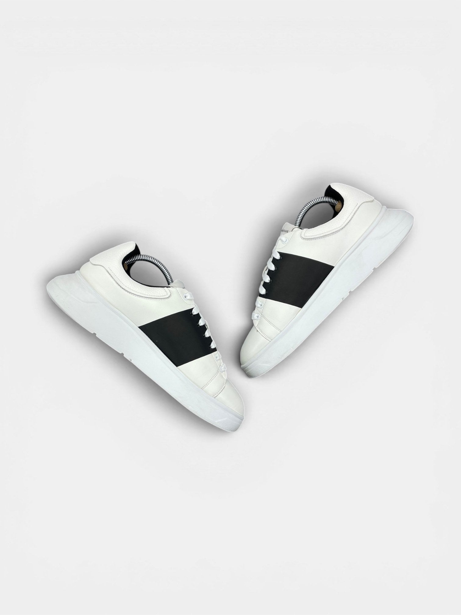 Emporio Armani Sneakers — buty sportowe męskie w bardzo dobrym stanie rozmiar 42, zewnętrzny panel prawego buta