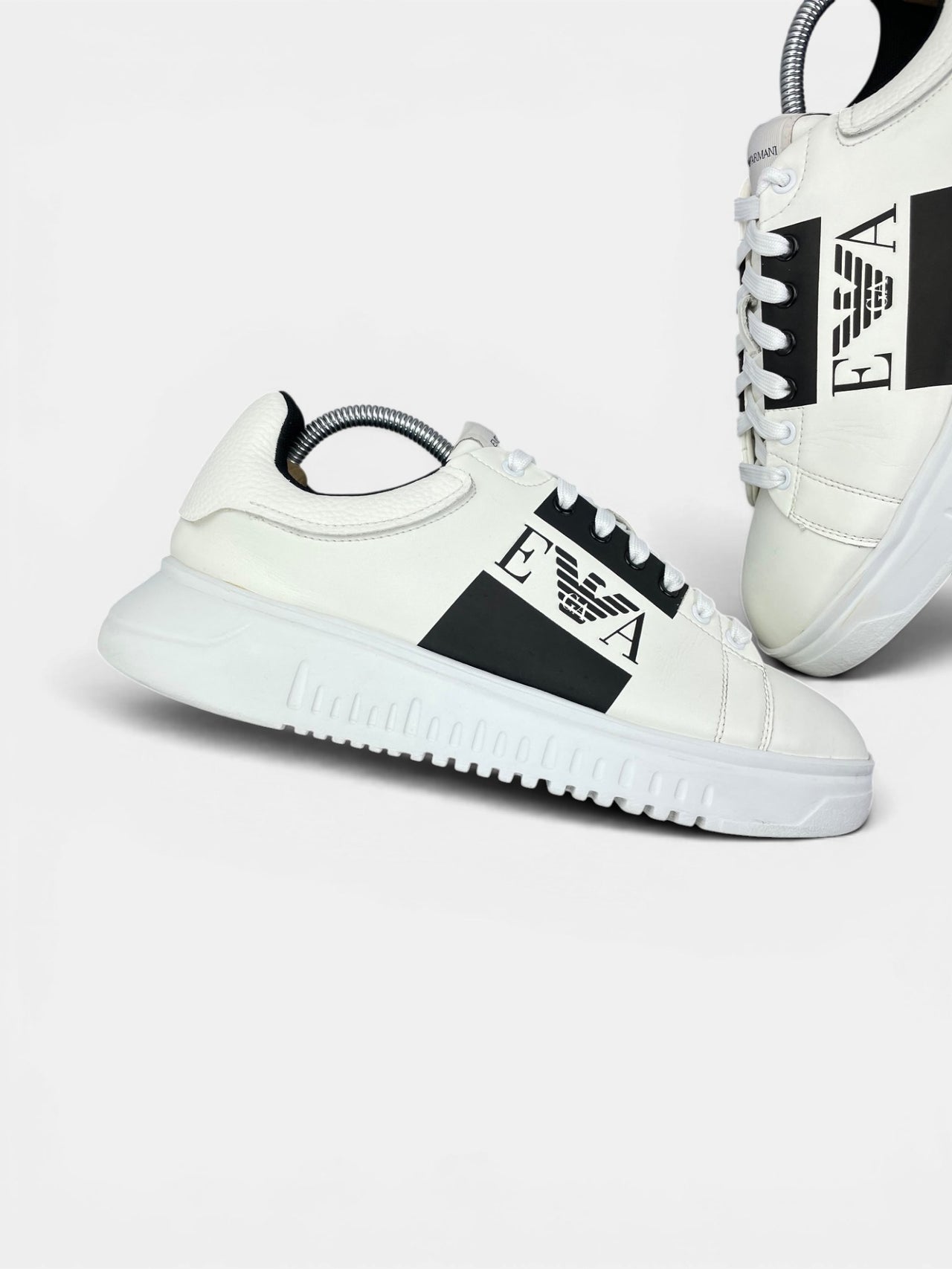 Emporio Armani Sneakers — buty sportowe męskie w bardzo dobrym stanie rozmiar 42, zewnętrzny panel lewego buta