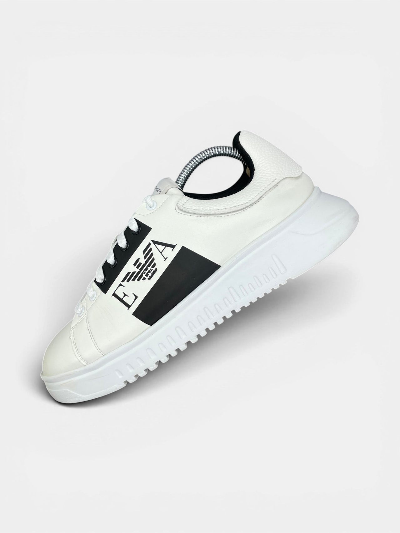 Emporio Armani Sneakers — buty sportowe męskie w bardzo dobrym stanie rozmiar 42, widok z góry na wewnętrzną stronę butów