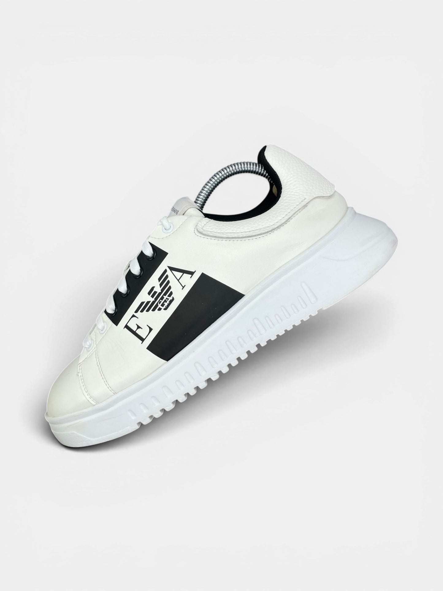 Emporio Armani Sneakers — buty sportowe męskie w bardzo dobrym stanie rozmiar 42, widok z góry na wewnętrzną stronę butów