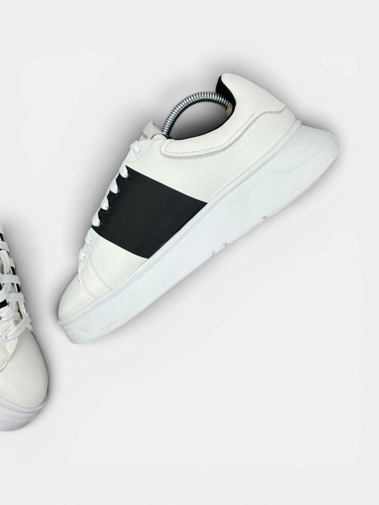 Emporio Armani Sneakers — buty sportowe męskie w bardzo dobrym stanie rozmiar 42, wewnętrzny panel prawego buta