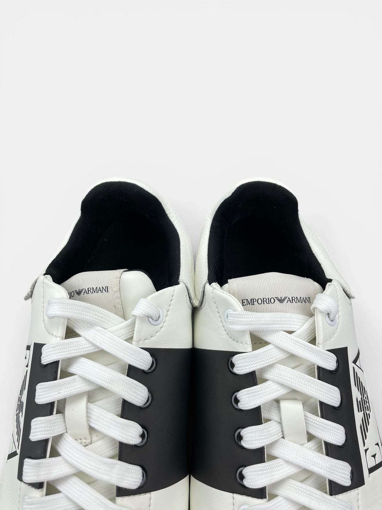 Emporio Armani Sneakers — buty sportowe męskie w bardzo dobrym stanie rozmiar 42, zapiętki butów