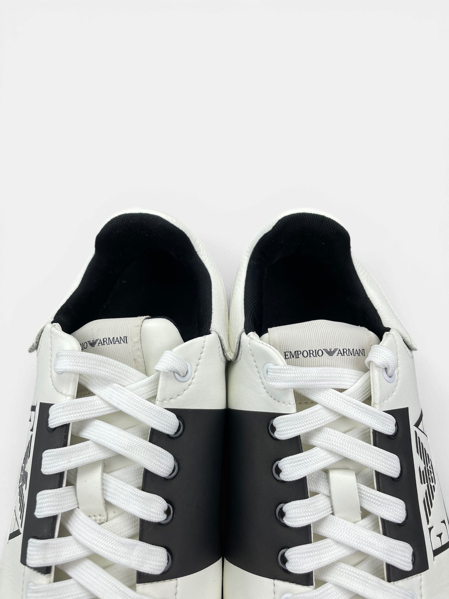 Emporio Armani Sneakers — buty sportowe męskie w bardzo dobrym stanie rozmiar 42, zapiętki butów