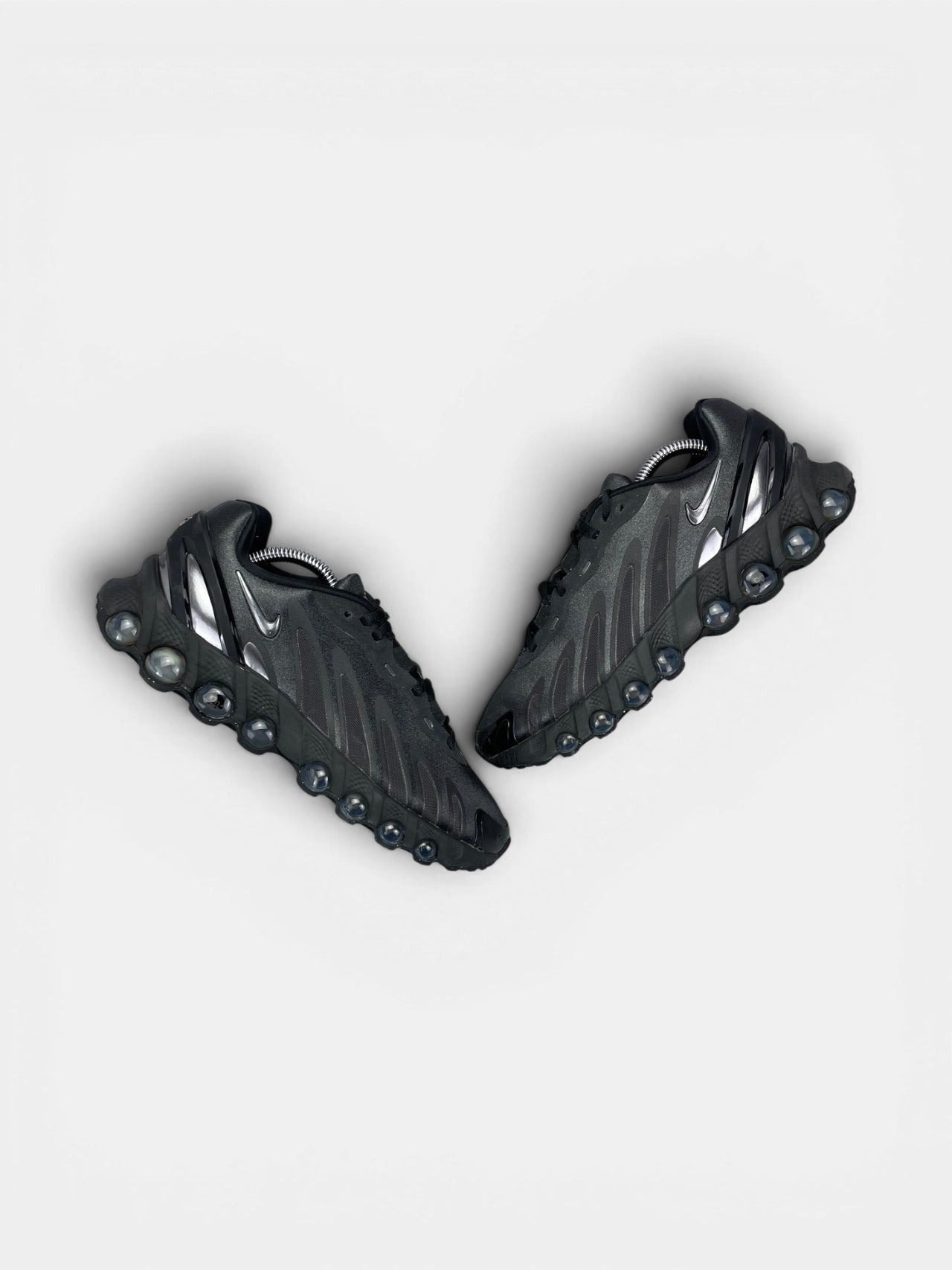 Nike Air Max DN8 — buty sportowe damskie w bardzo dobrym stanie rozmiar 39, widok z góry na zewnętrzną stronę butów