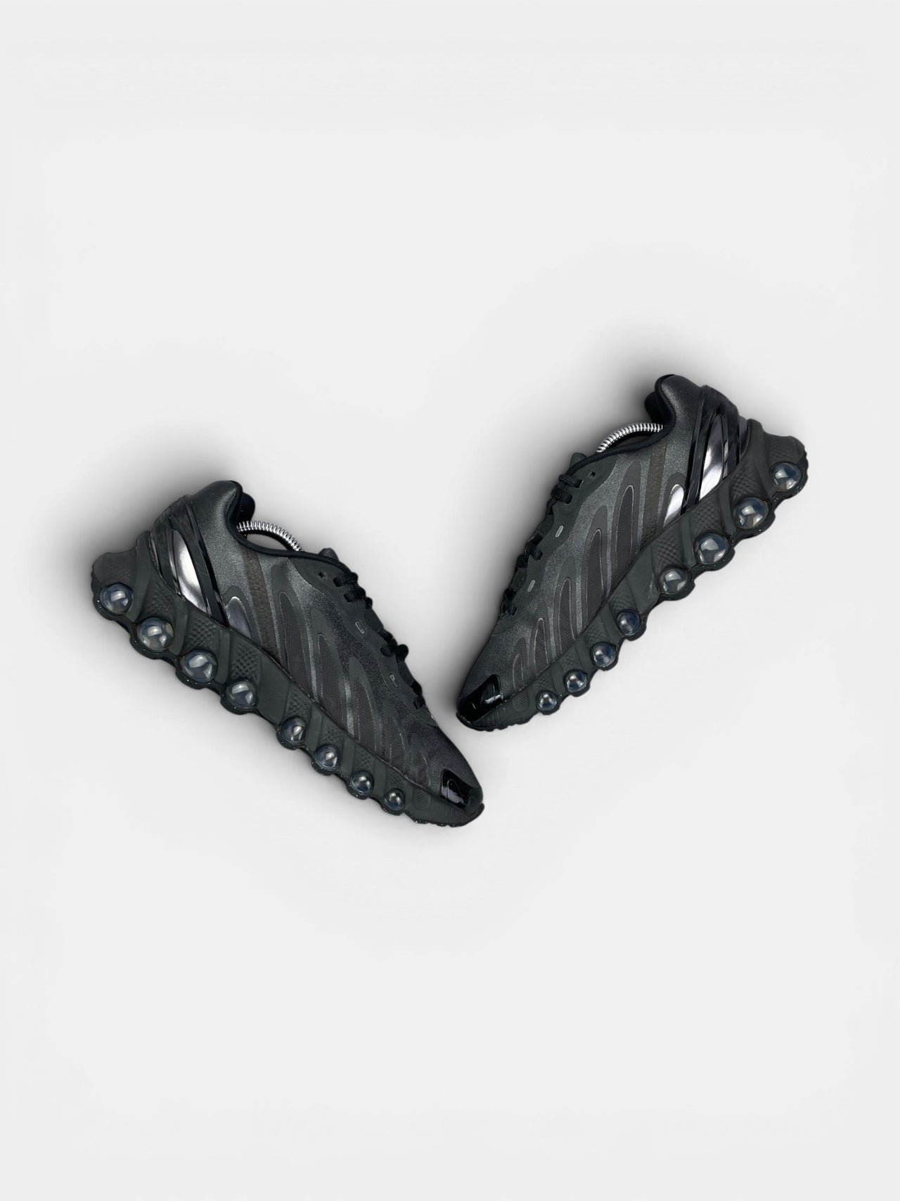 Nike Air Max DN8 — buty sportowe damskie w bardzo dobrym stanie rozmiar 39, zewnętrzny panel prawego buta