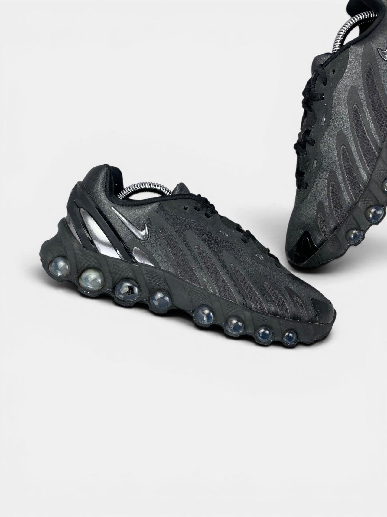 Nike Air Max DN8 — buty sportowe damskie w bardzo dobrym stanie rozmiar 39, zewnętrzny panel lewego buta
