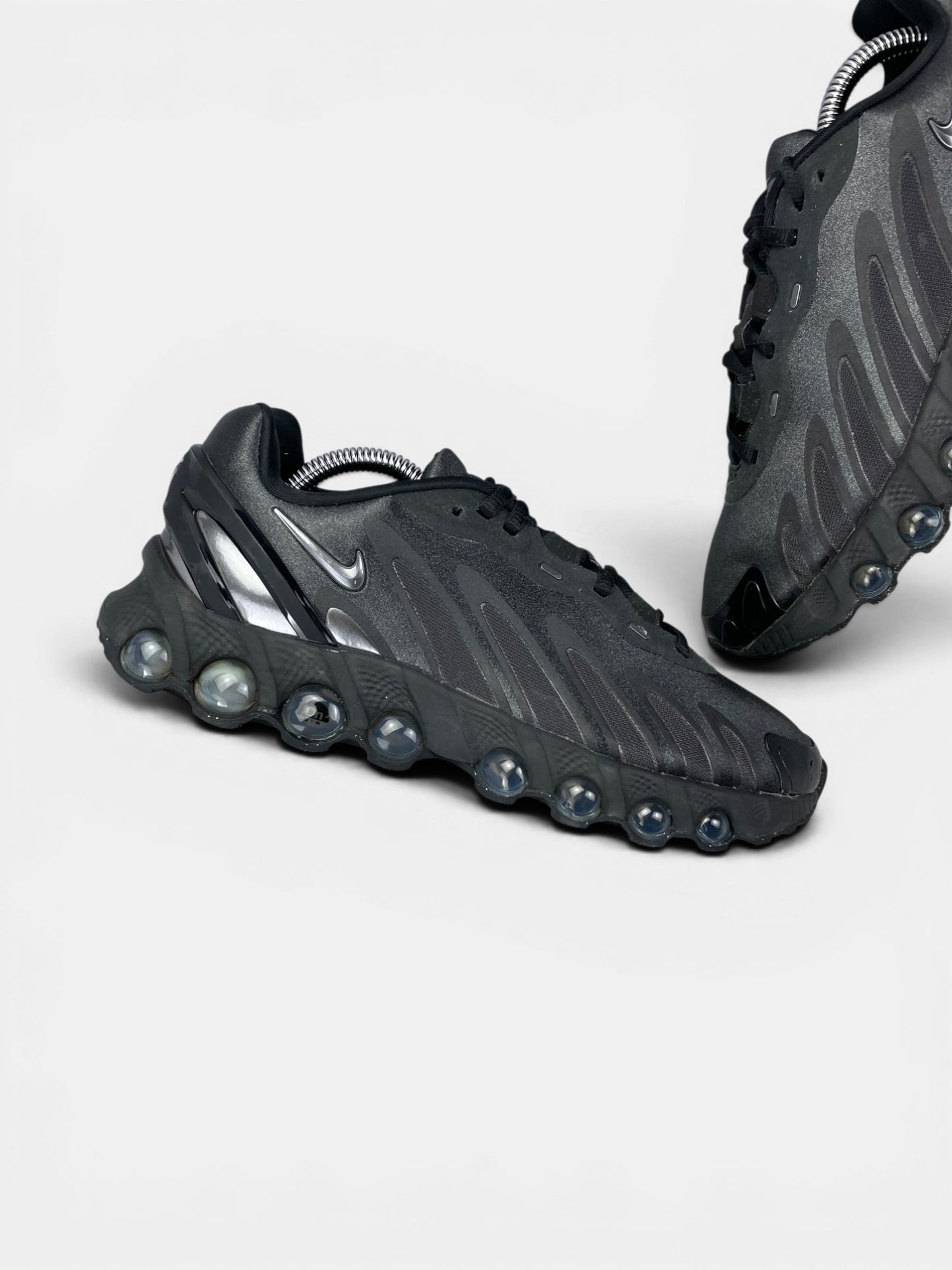 Nike Air Max DN8 — buty sportowe damskie w bardzo dobrym stanie rozmiar 39, zewnętrzny panel lewego buta
