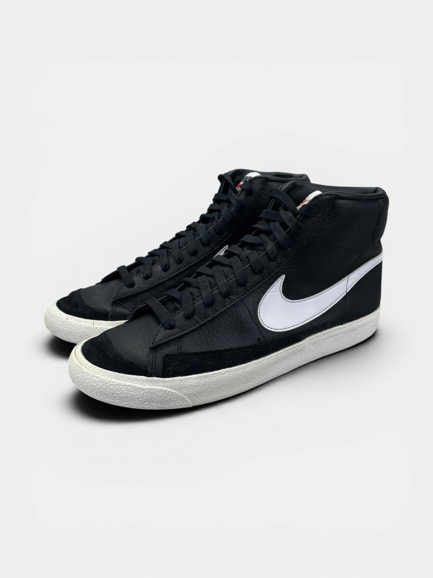 Nike Blazer Mid '77 Vintage Black Sail — buty sportowe męskie w bardzo dobrym stanie rozmiar 44.5, widok z boku