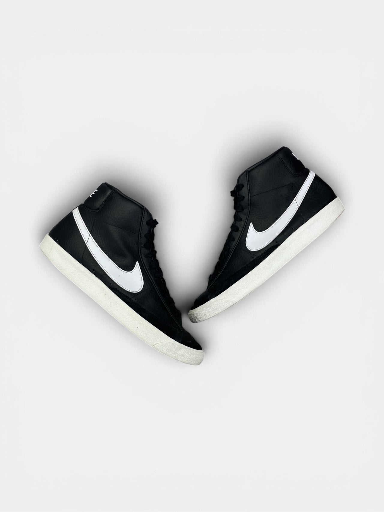 Nike Blazer Mid '77 Vintage Black Sail — buty sportowe męskie w bardzo dobrym stanie rozmiar 44.5, widok z góry na zewnętrzną stronę butów