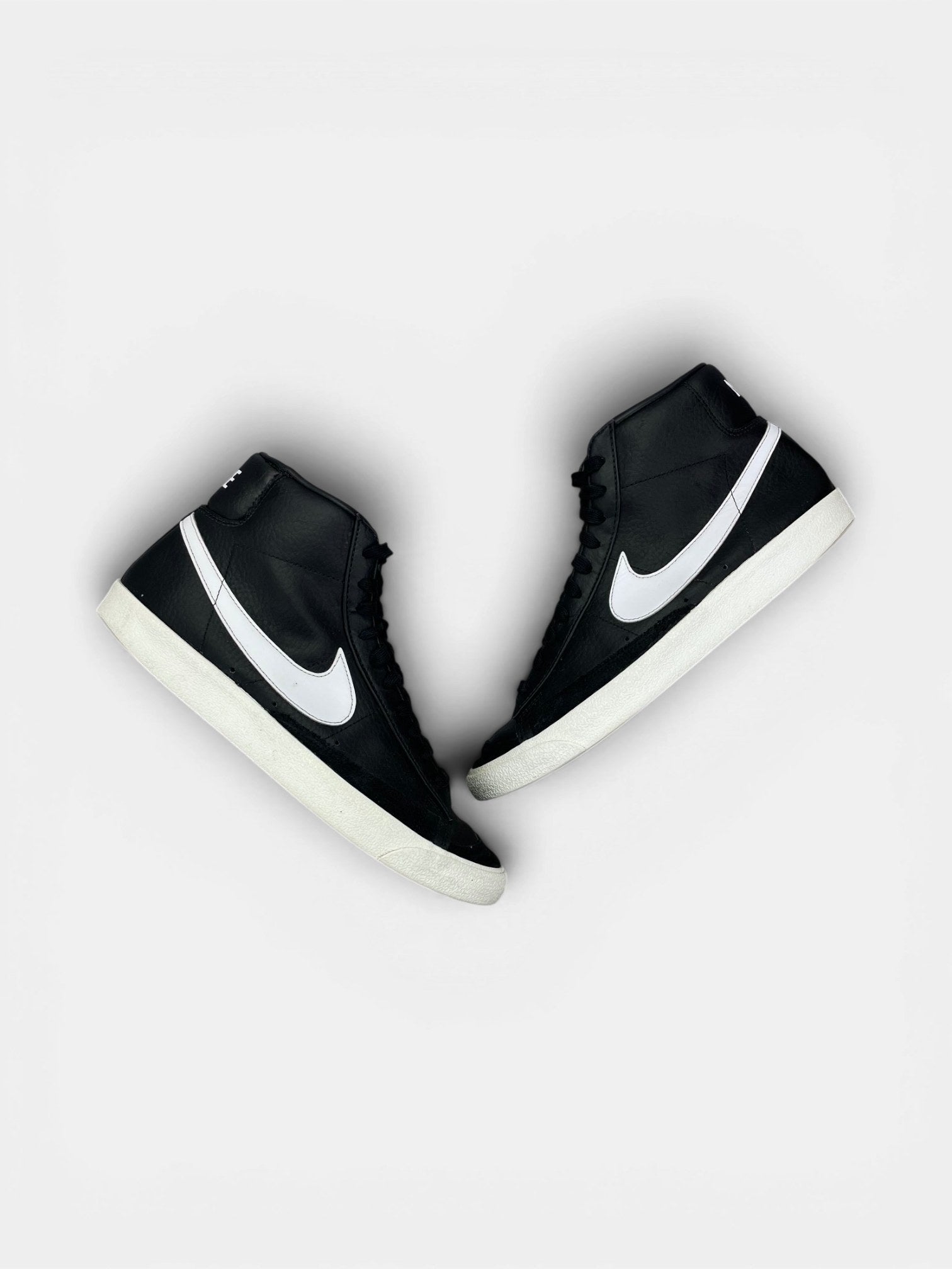 Nike Blazer Mid '77 Vintage Black Sail — buty sportowe męskie w bardzo dobrym stanie rozmiar 44.5, widok z góry na zewnętrzną stronę butów