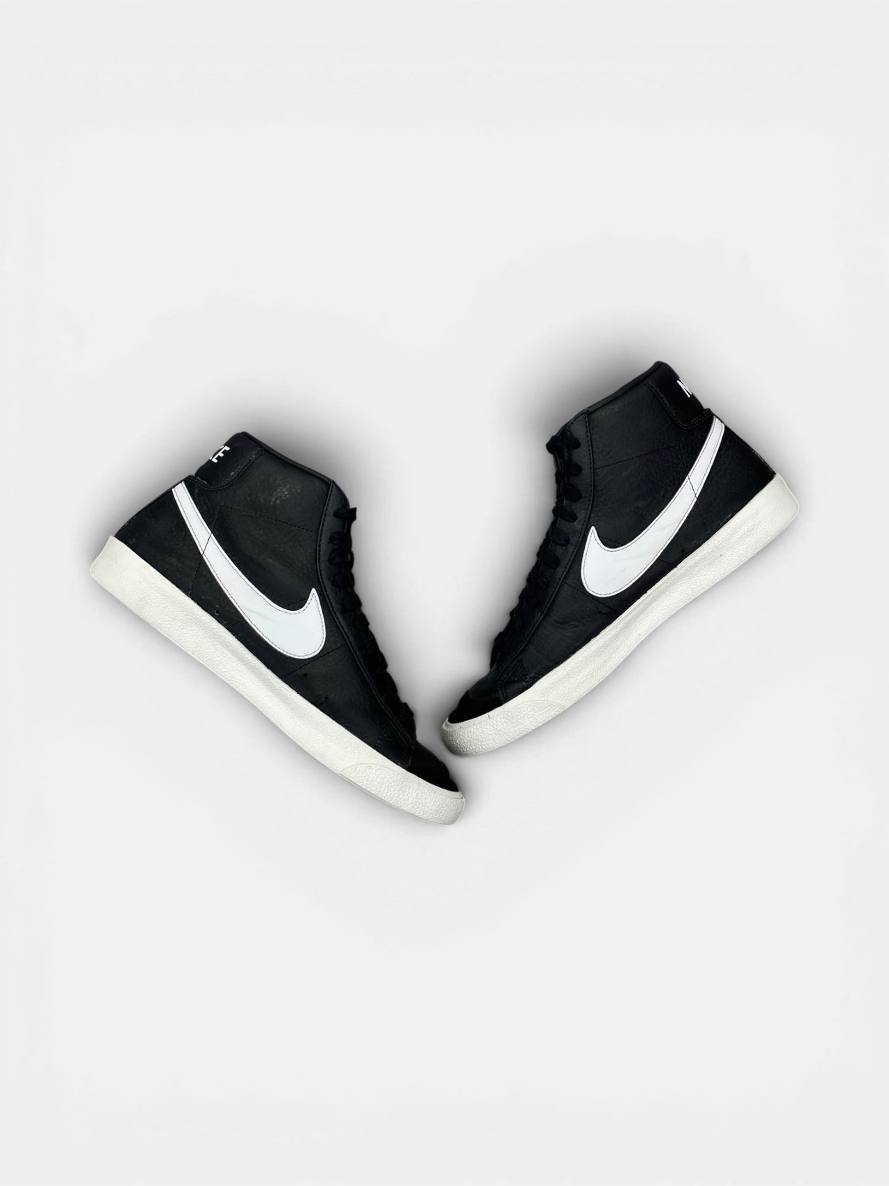 Nike Blazer Mid '77 Vintage Black Sail — buty sportowe męskie w bardzo dobrym stanie rozmiar 44.5, zewnętrzny panel prawego buta