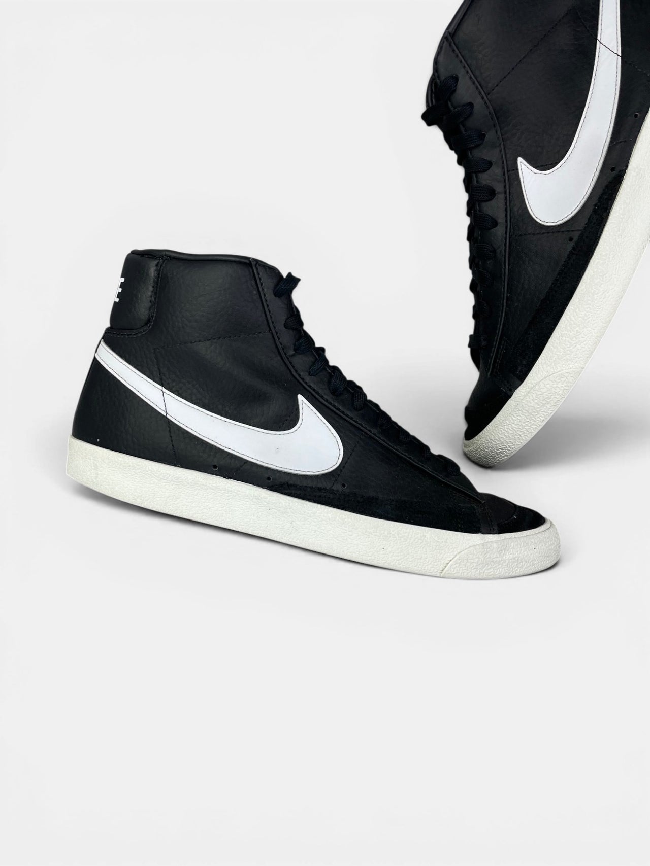 Nike Blazer Mid '77 Vintage Black Sail — buty sportowe męskie w bardzo dobrym stanie rozmiar 44.5, zewnętrzny panel lewego buta