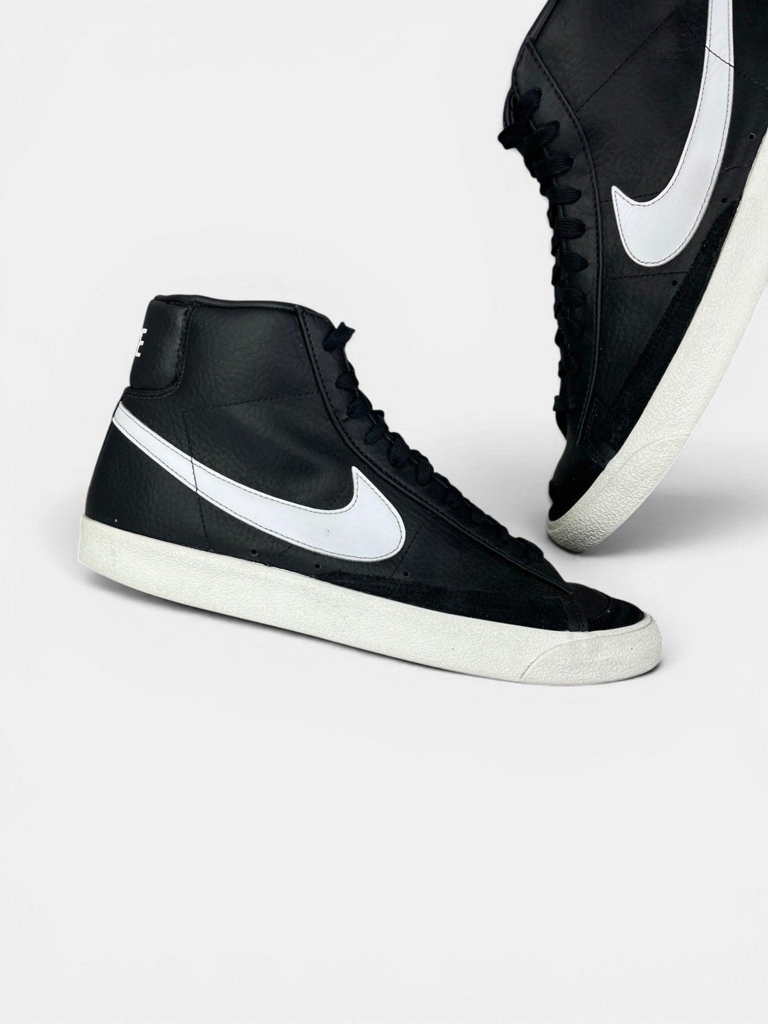 Nike Blazer Mid '77 Vintage Black Sail — buty sportowe męskie w bardzo dobrym stanie rozmiar 44.5, zewnętrzny panel lewego buta