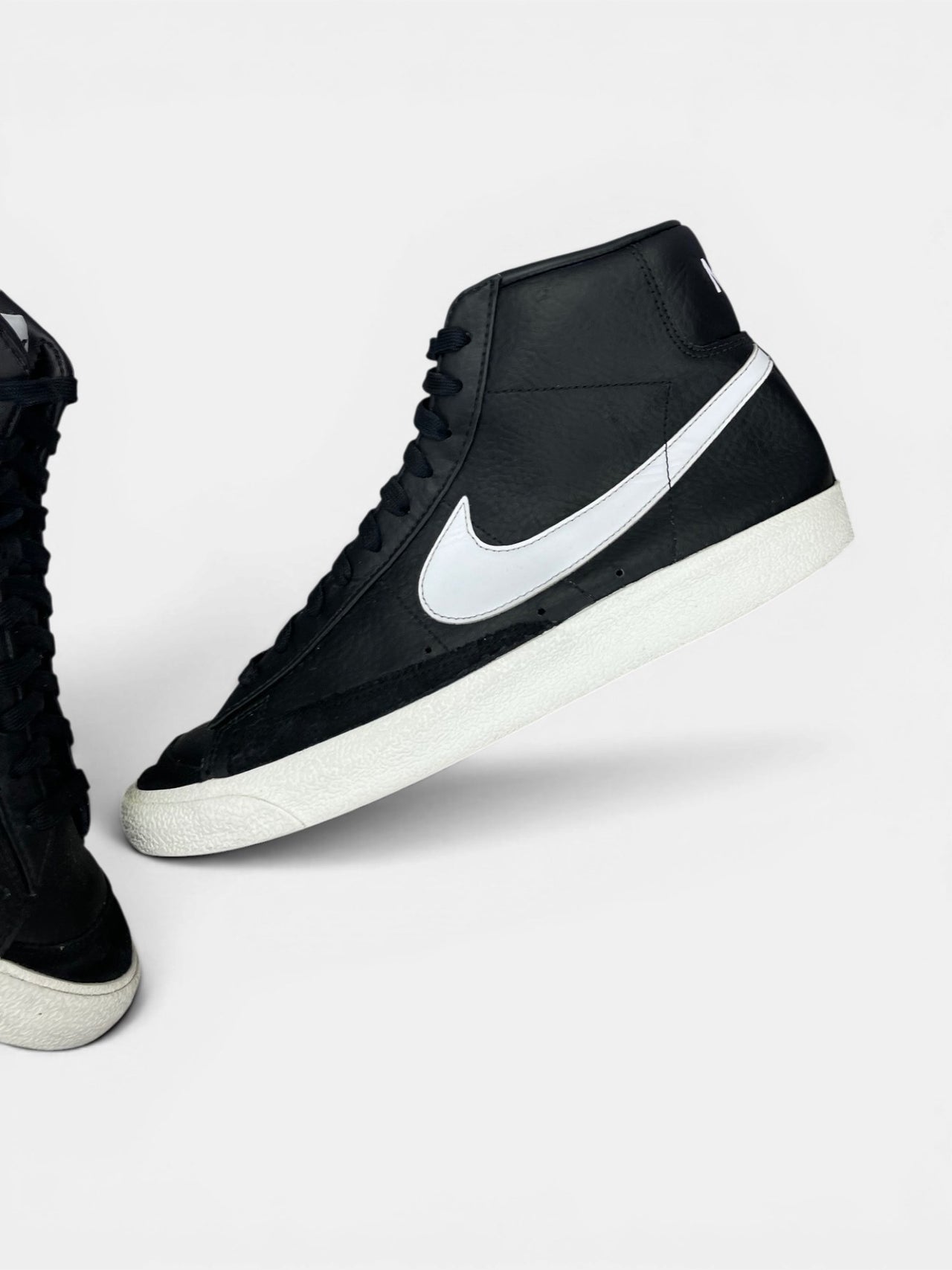 Nike Blazer Mid '77 Vintage Black Sail — buty sportowe męskie w bardzo dobrym stanie rozmiar 44.5, widok z góry na wewnętrzną stronę butów