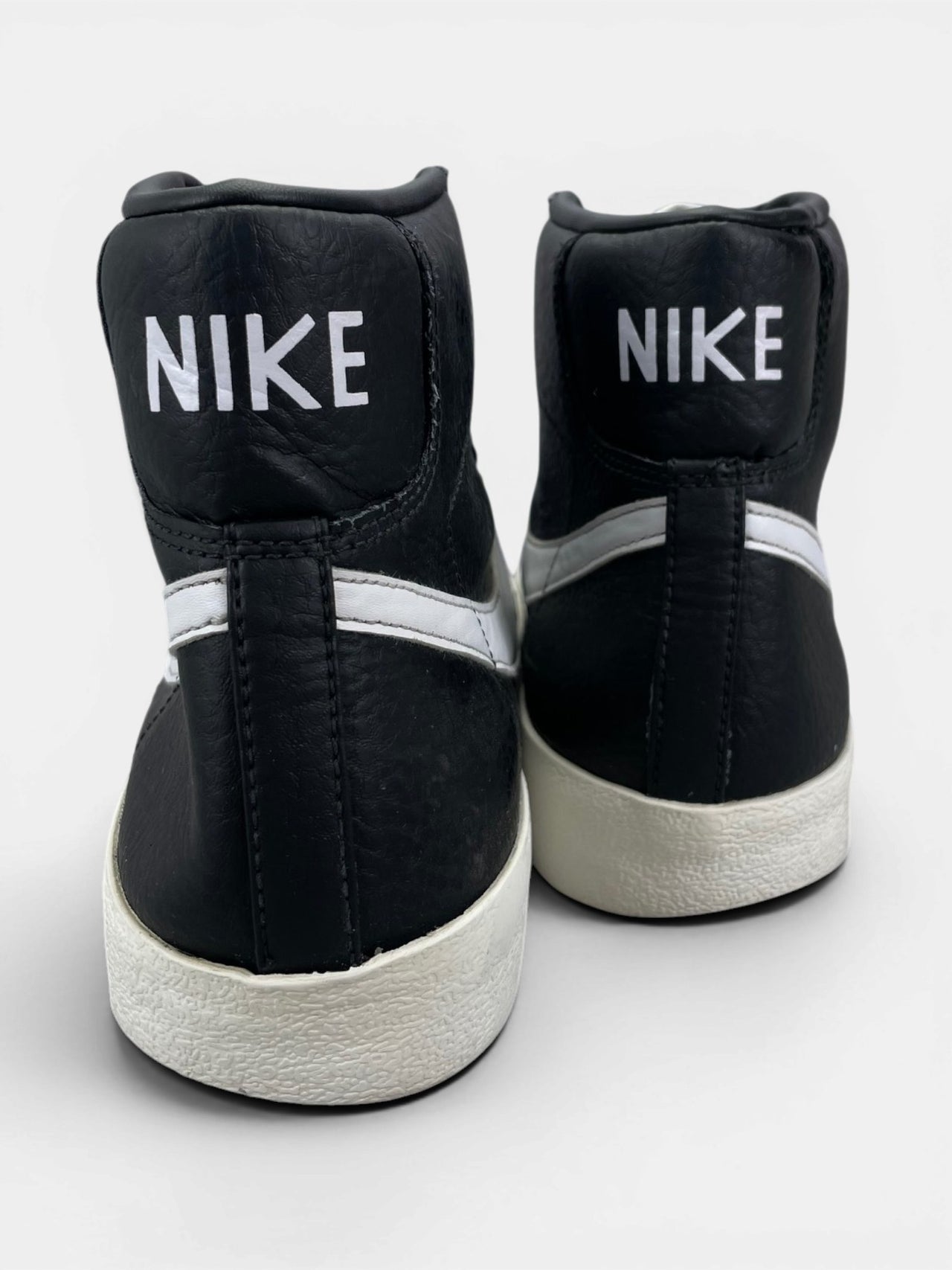 Nike Blazer Mid '77 Vintage Black Sail — buty sportowe męskie w bardzo dobrym stanie rozmiar 44.5, widok z tyłu