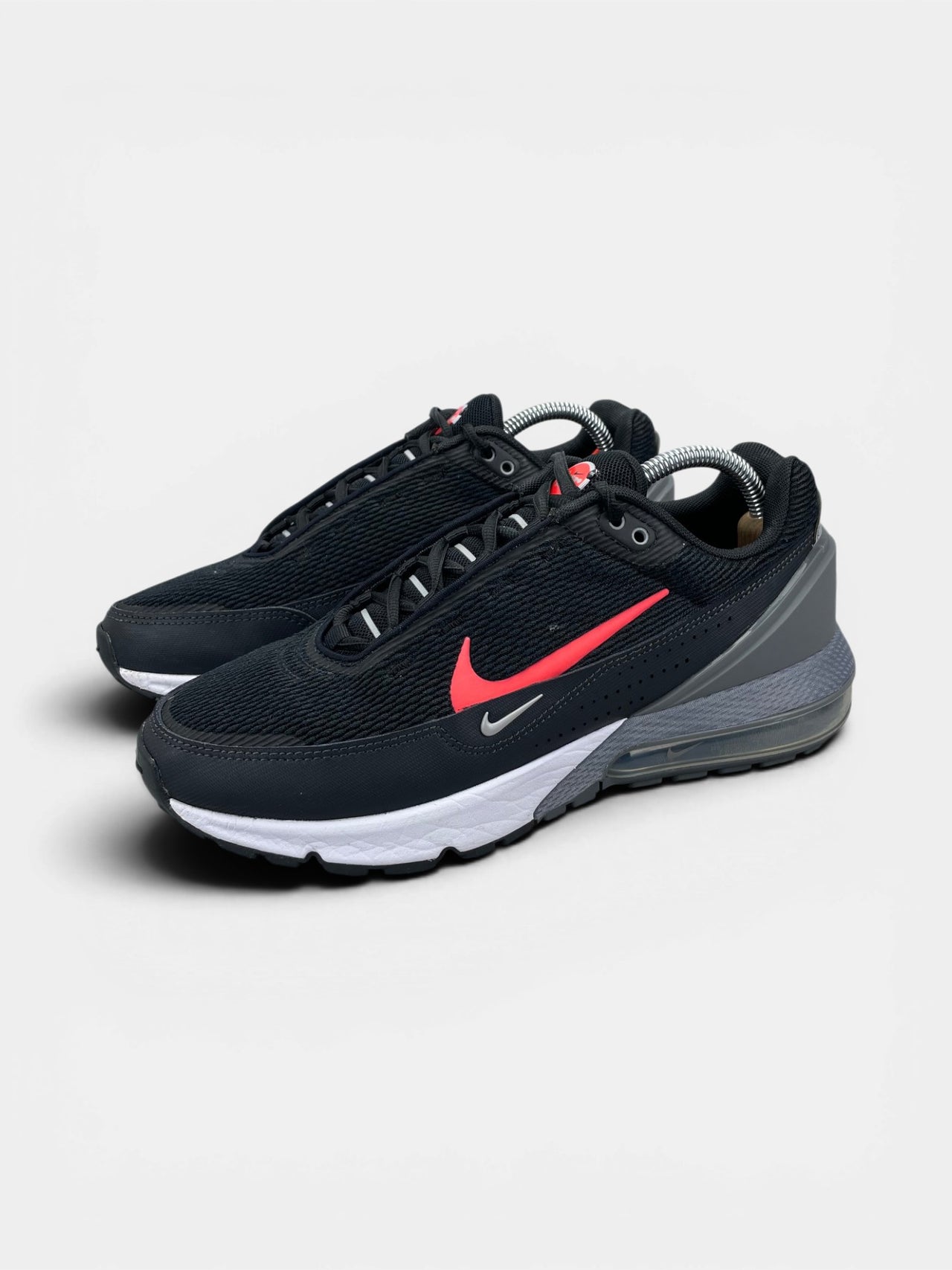 Nike Air Max Pulse Black Bright Crimson — buty sportowe męskie w bardzo dobrym stanie rozmiar 42, widok z boku