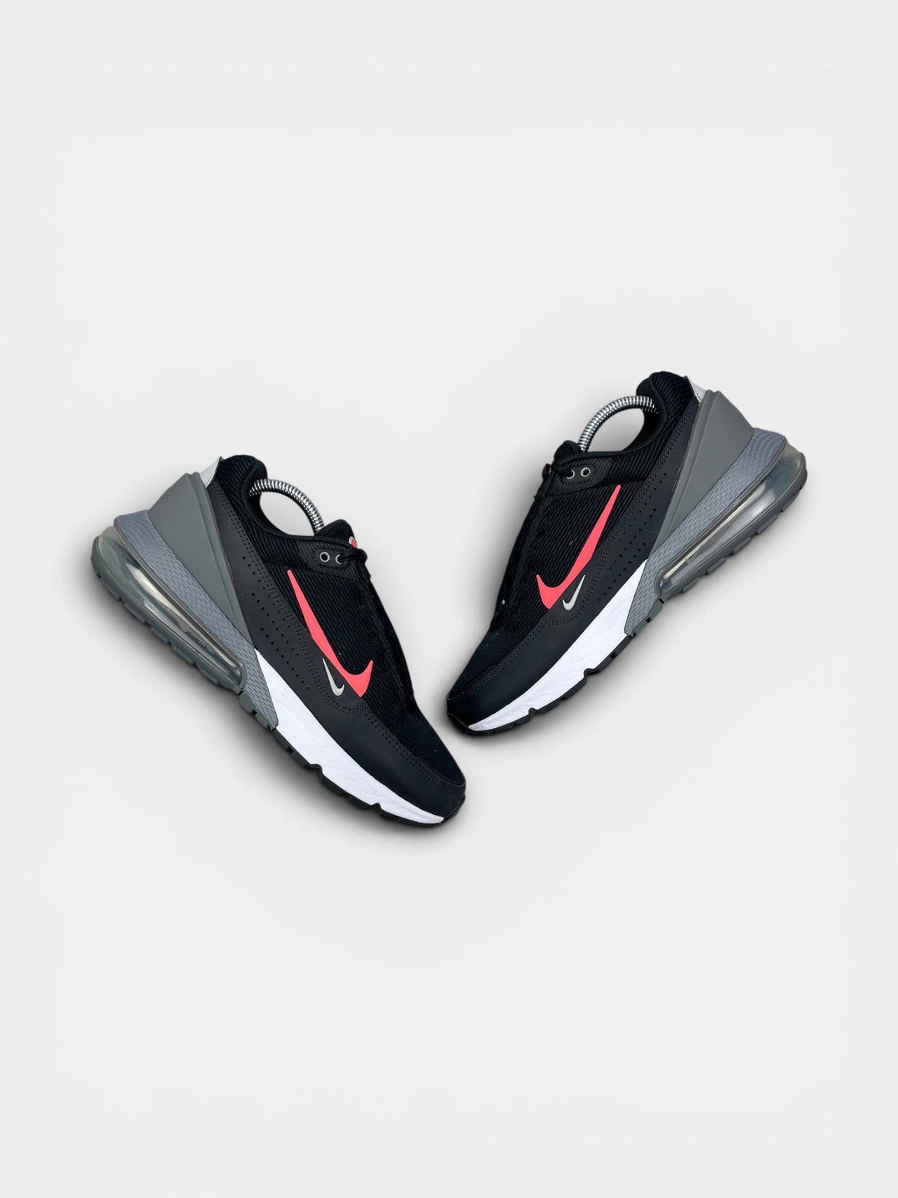 Nike Air Max Pulse Black Bright Crimson — buty sportowe męskie w bardzo dobrym stanie rozmiar 42, widok z góry na zewnętrzną stronę butów