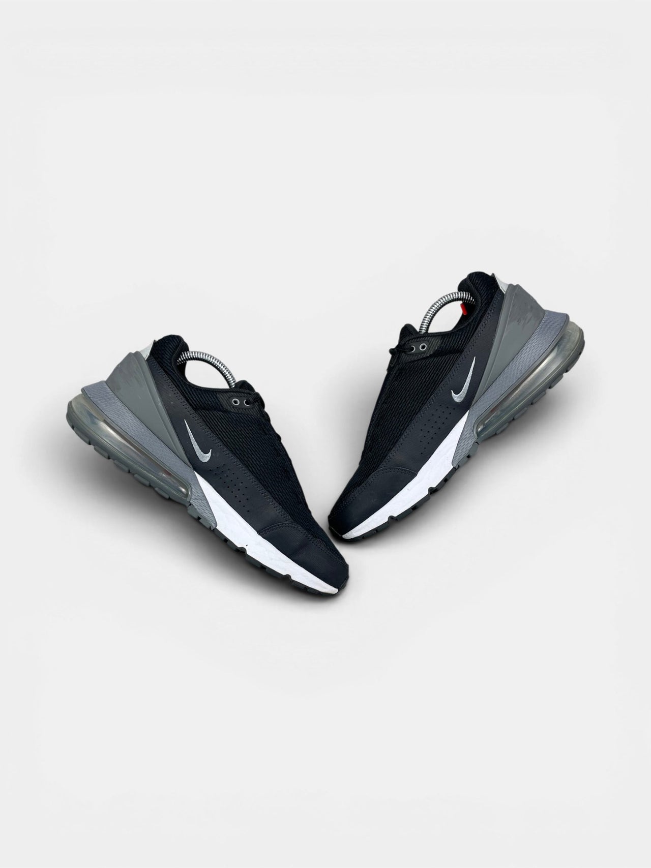 Nike Air Max Pulse Black Bright Crimson — buty sportowe męskie w bardzo dobrym stanie rozmiar 42, zewnętrzny panel prawego buta