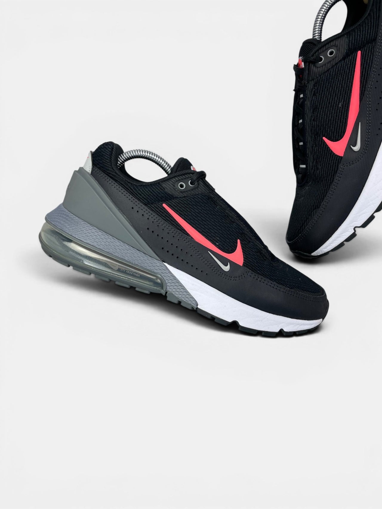 Nike Air Max Pulse Black Bright Crimson — buty sportowe męskie w bardzo dobrym stanie rozmiar 42, zewnętrzny panel lewego buta