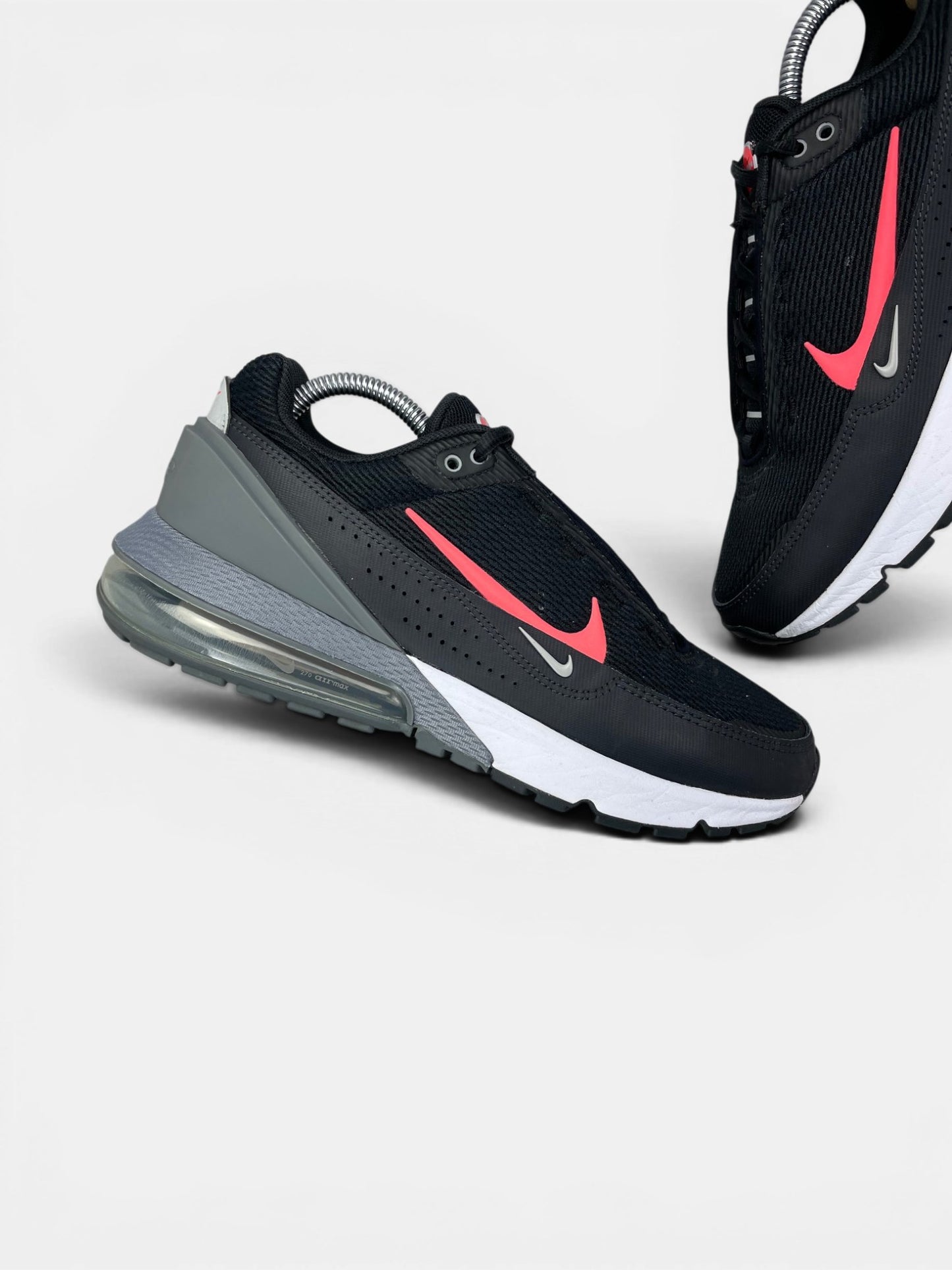 Nike Air Max Pulse Black Bright Crimson — buty sportowe męskie w bardzo dobrym stanie rozmiar 42, zewnętrzny panel lewego buta