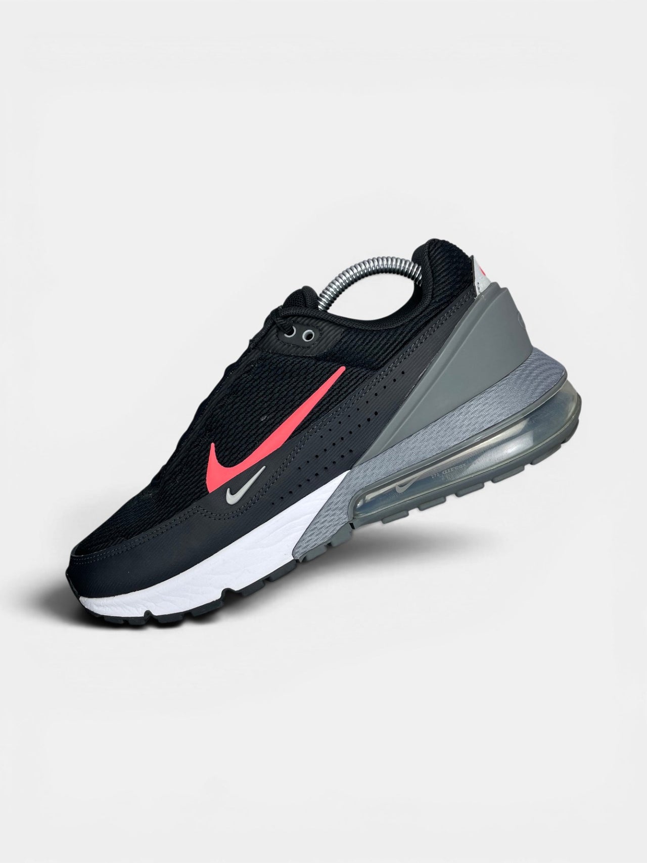 Nike Air Max Pulse Black Bright Crimson — buty sportowe męskie w bardzo dobrym stanie rozmiar 42, widok z góry na wewnętrzną stronę butów