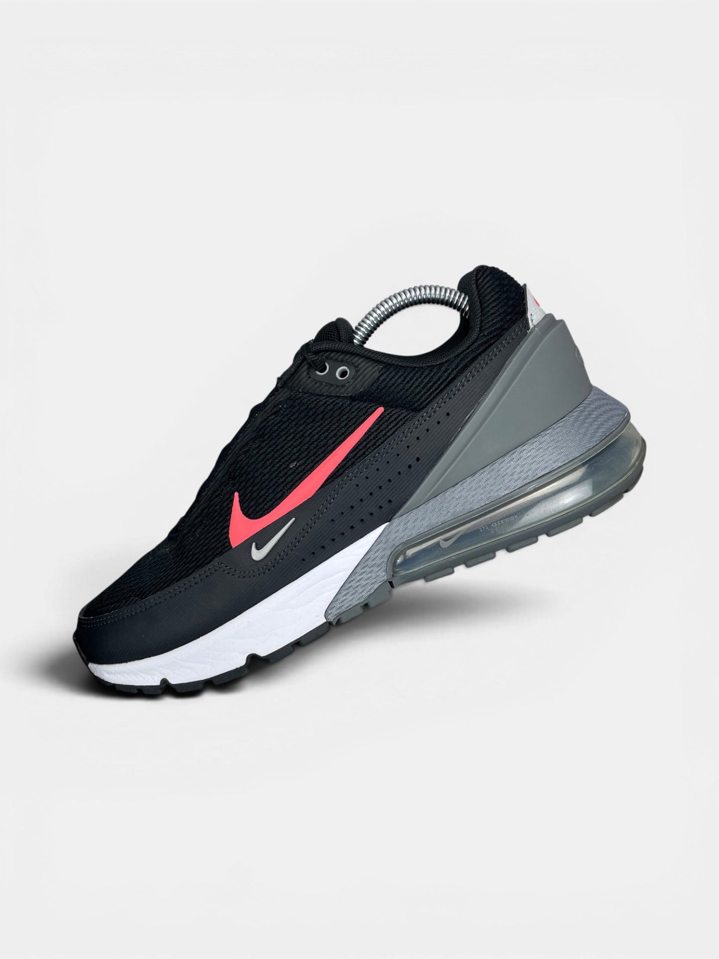 Nike Air Max Pulse Black Bright Crimson — buty sportowe męskie w bardzo dobrym stanie rozmiar 42, widok z góry na wewnętrzną stronę butów