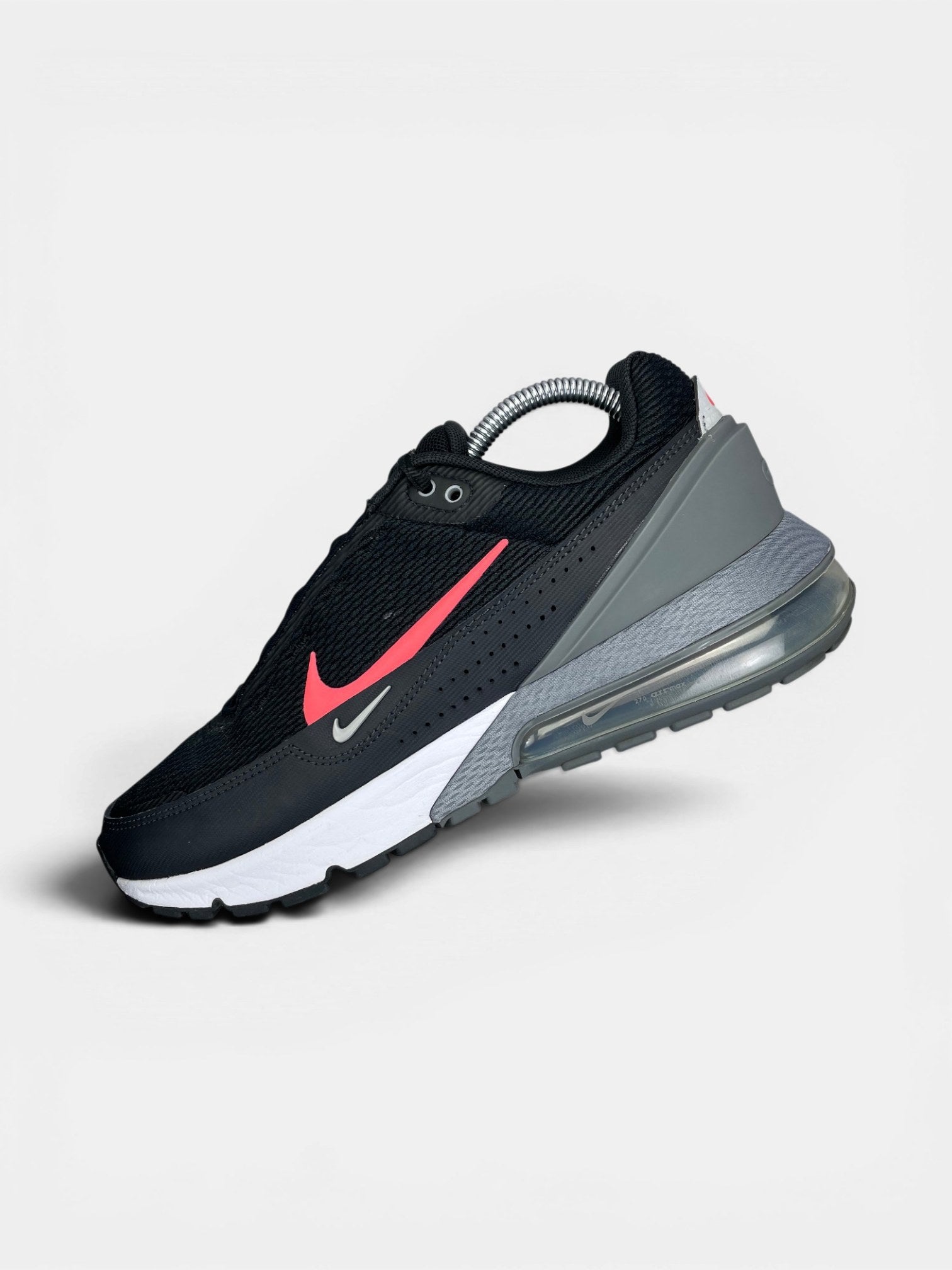 Nike Air Max Pulse Black Bright Crimson — buty sportowe męskie w bardzo dobrym stanie rozmiar 42, widok z góry na wewnętrzną stronę butów