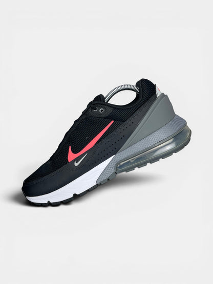 Nike Air Max Pulse Black Bright Crimson — buty sportowe męskie w bardzo dobrym stanie rozmiar 42, widok z góry na wewnętrzną stronę butów
