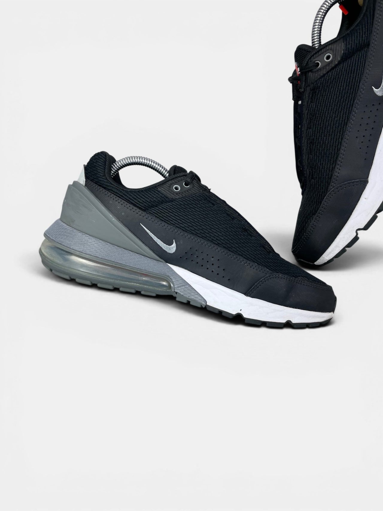 Nike Air Max Pulse Black Bright Crimson — buty sportowe męskie w bardzo dobrym stanie rozmiar 42, wewnętrzny panel lewego buta