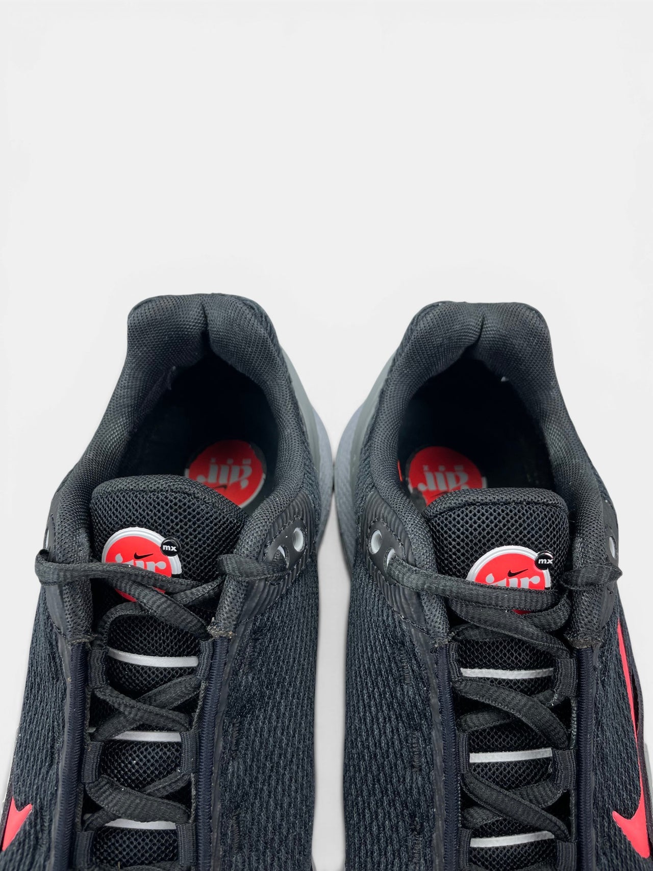Nike Air Max Pulse Black Bright Crimson — buty sportowe męskie w bardzo dobrym stanie rozmiar 42, zapiętki butów