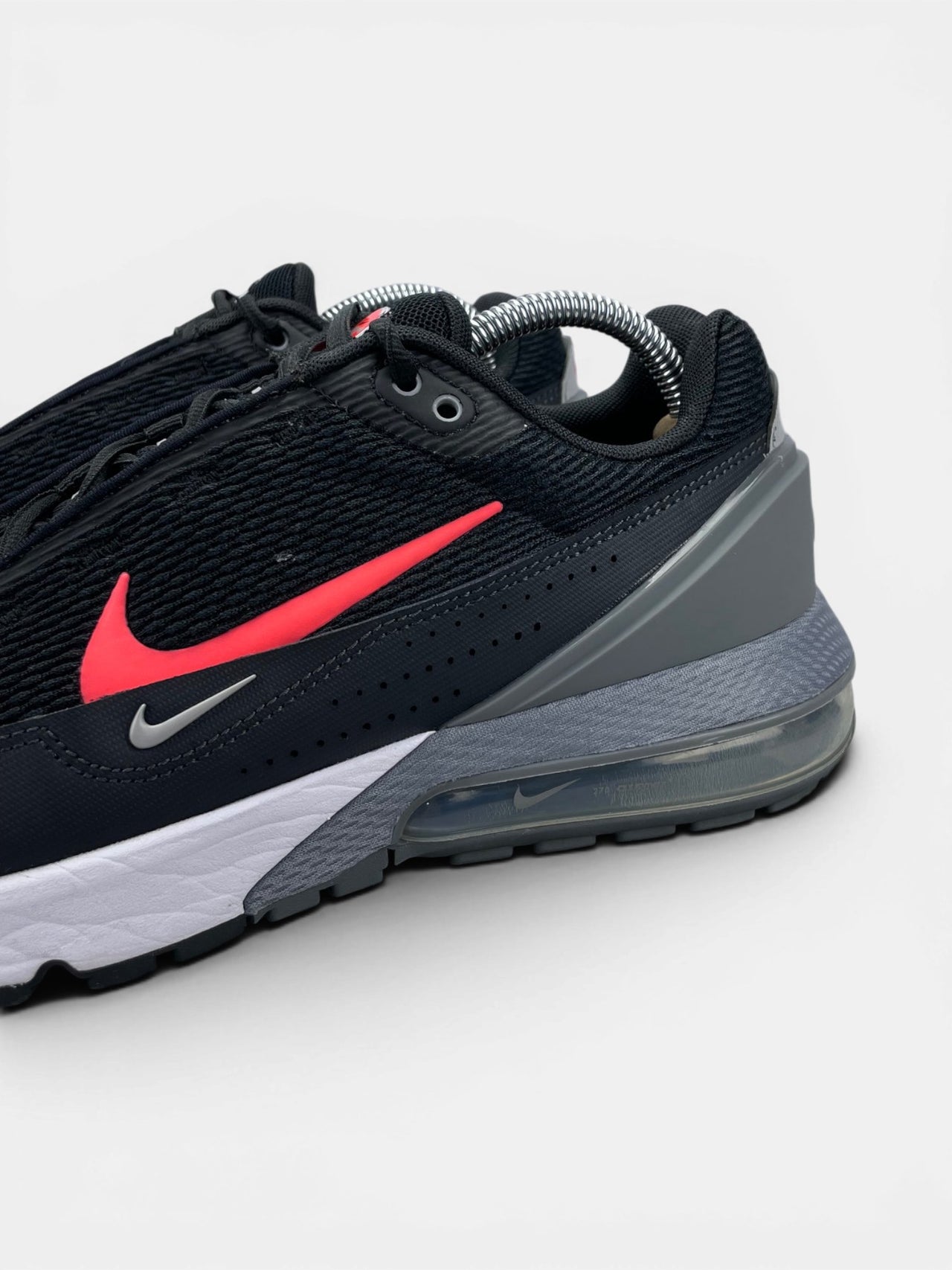 Nike Air Max Pulse Black Bright Crimson — buty sportowe męskie w bardzo dobrym stanie rozmiar 42, opcjonalne zdjęcie 1