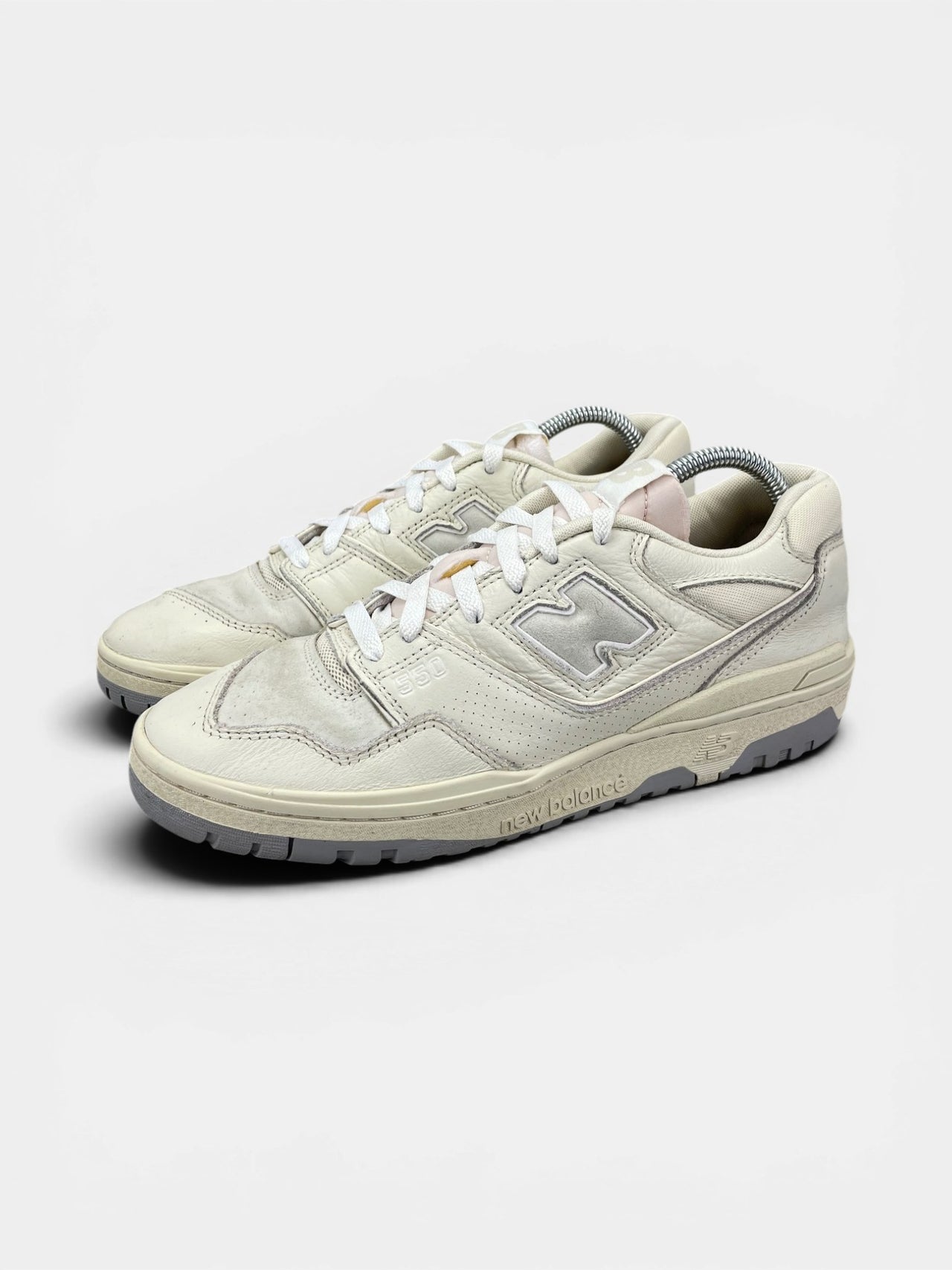 New Balance 550 Turtledove — buty sportowe męskie w bardzo dobrym stanie rozmiar 42, widok z boku