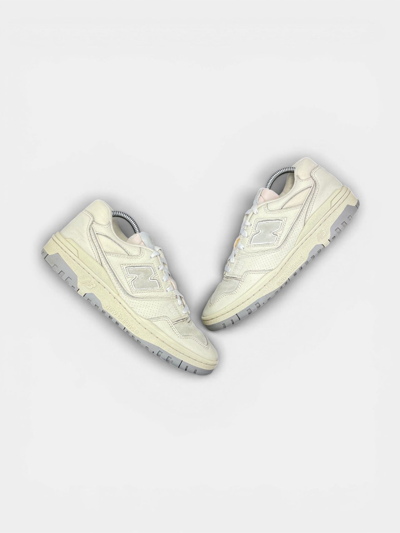 New Balance 550 Turtledove — buty sportowe męskie w bardzo dobrym stanie rozmiar 42, widok z góry na zewnętrzną stronę butów