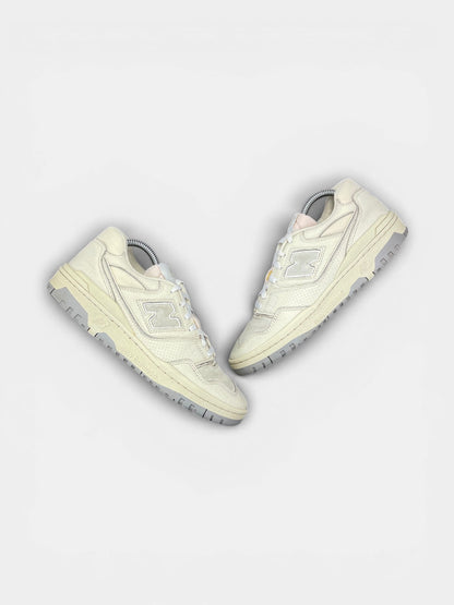 New Balance 550 Turtledove — buty sportowe męskie w bardzo dobrym stanie rozmiar 42, widok z góry na zewnętrzną stronę butów