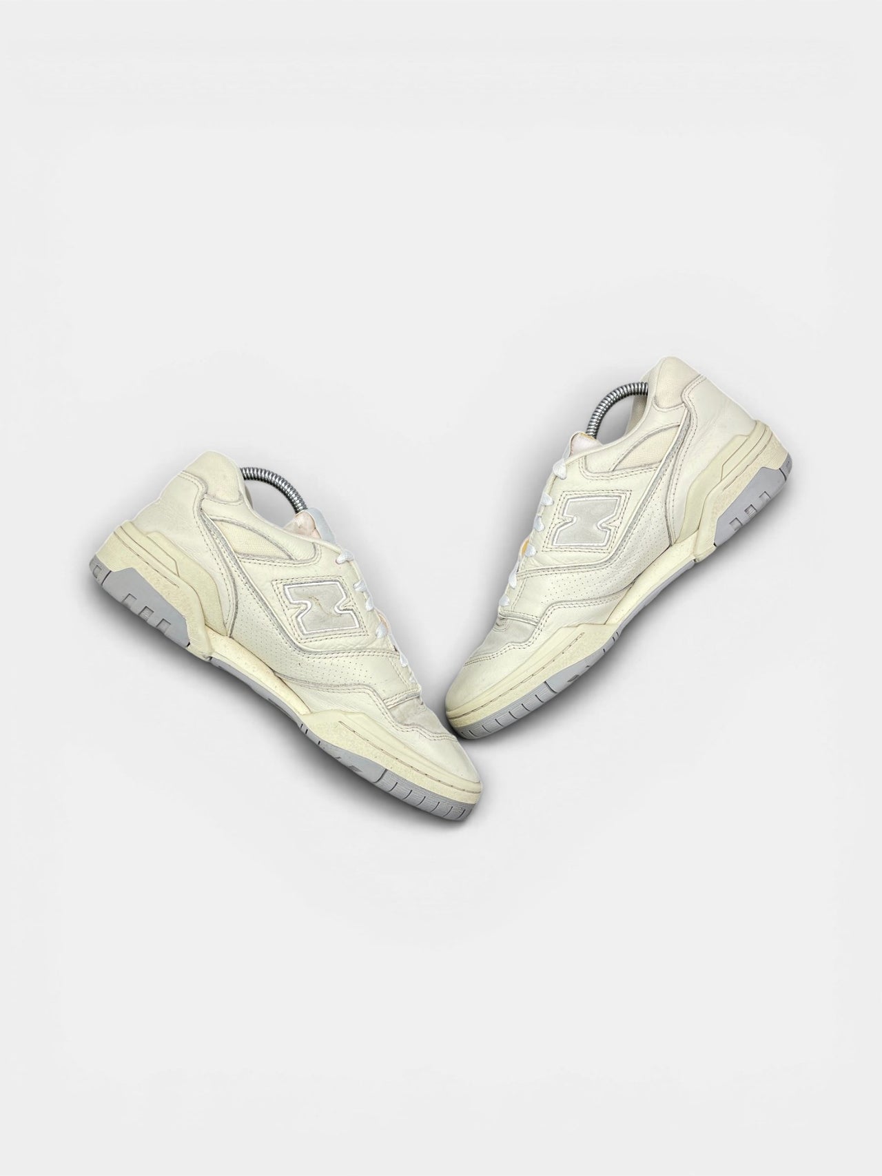 New Balance 550 Turtledove — buty sportowe męskie w bardzo dobrym stanie rozmiar 42, zewnętrzny panel prawego buta