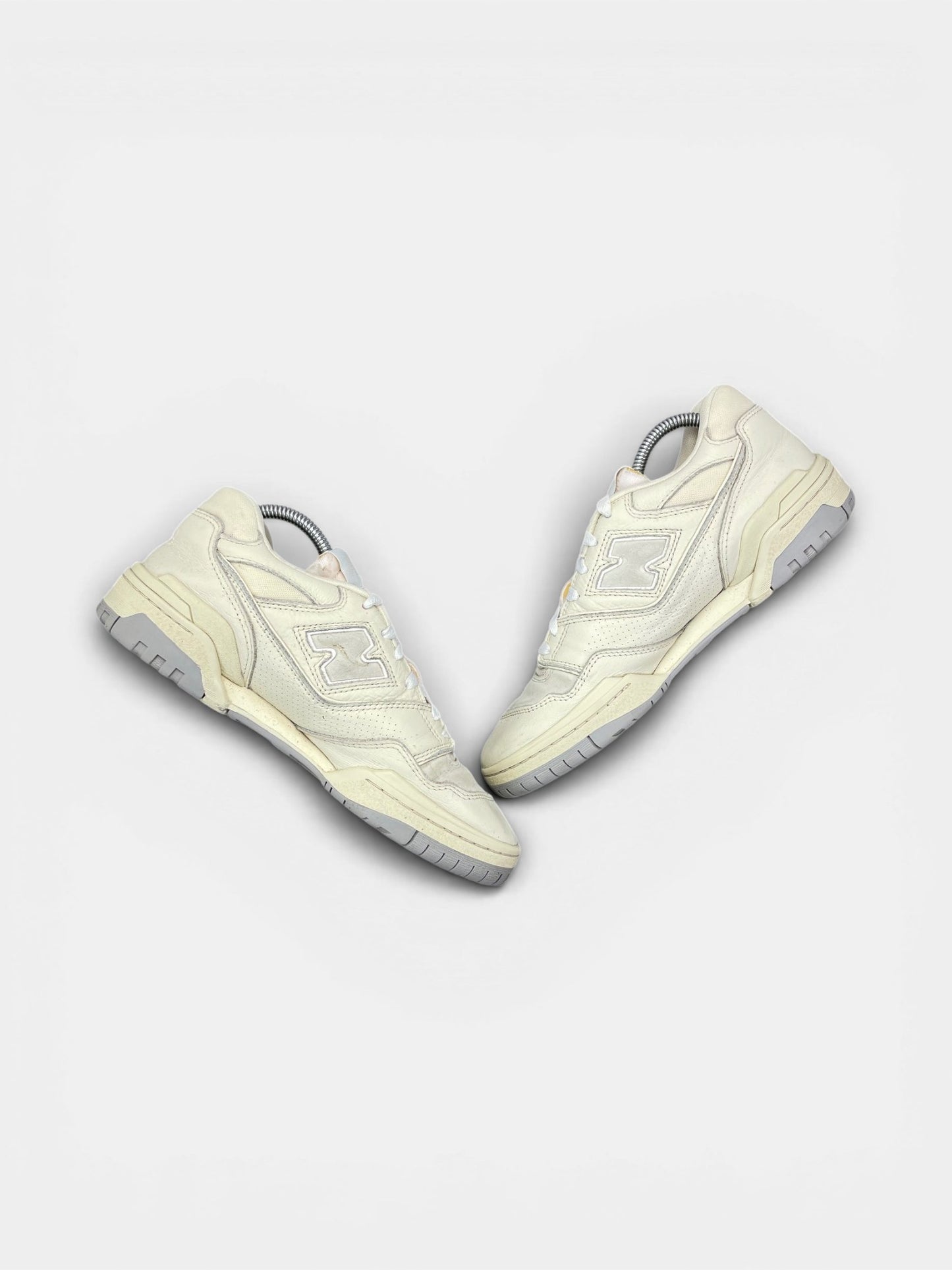 New Balance 550 Turtledove — buty sportowe męskie w bardzo dobrym stanie rozmiar 42, zewnętrzny panel prawego buta